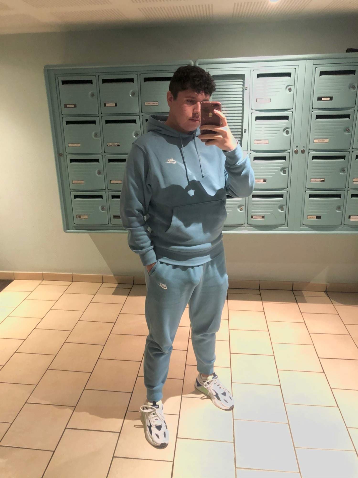 Gayement