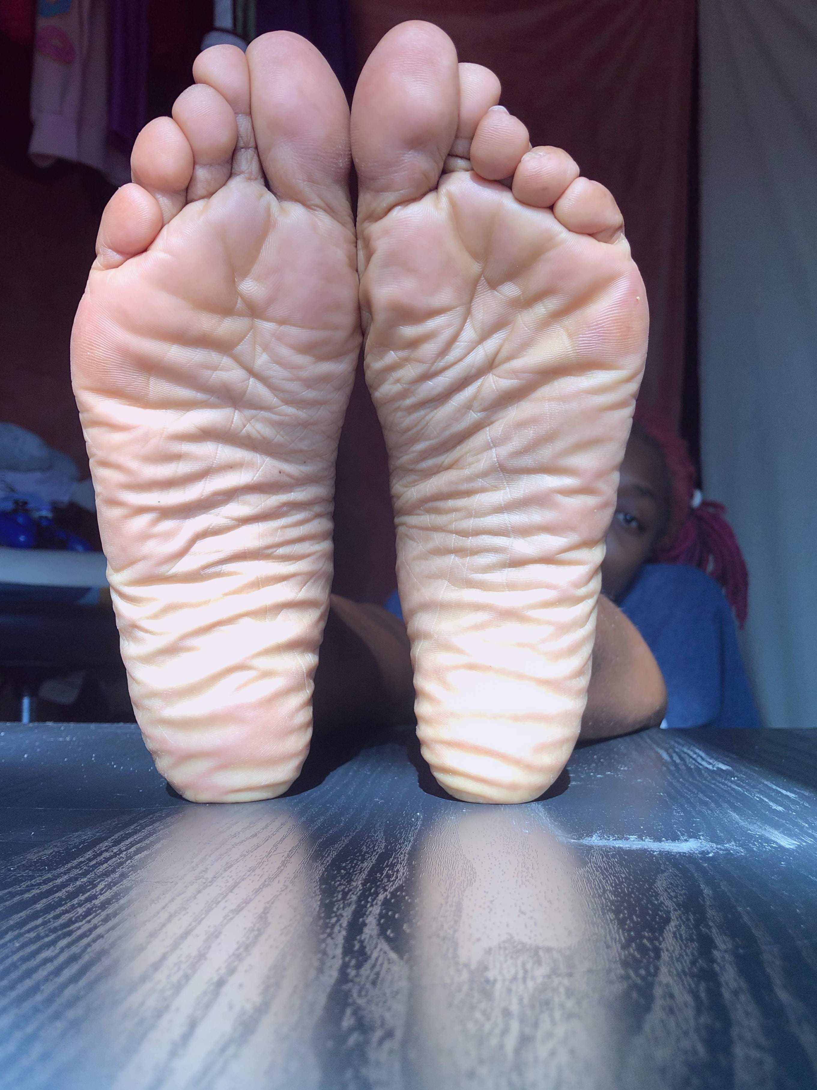 Littleebonyfeet