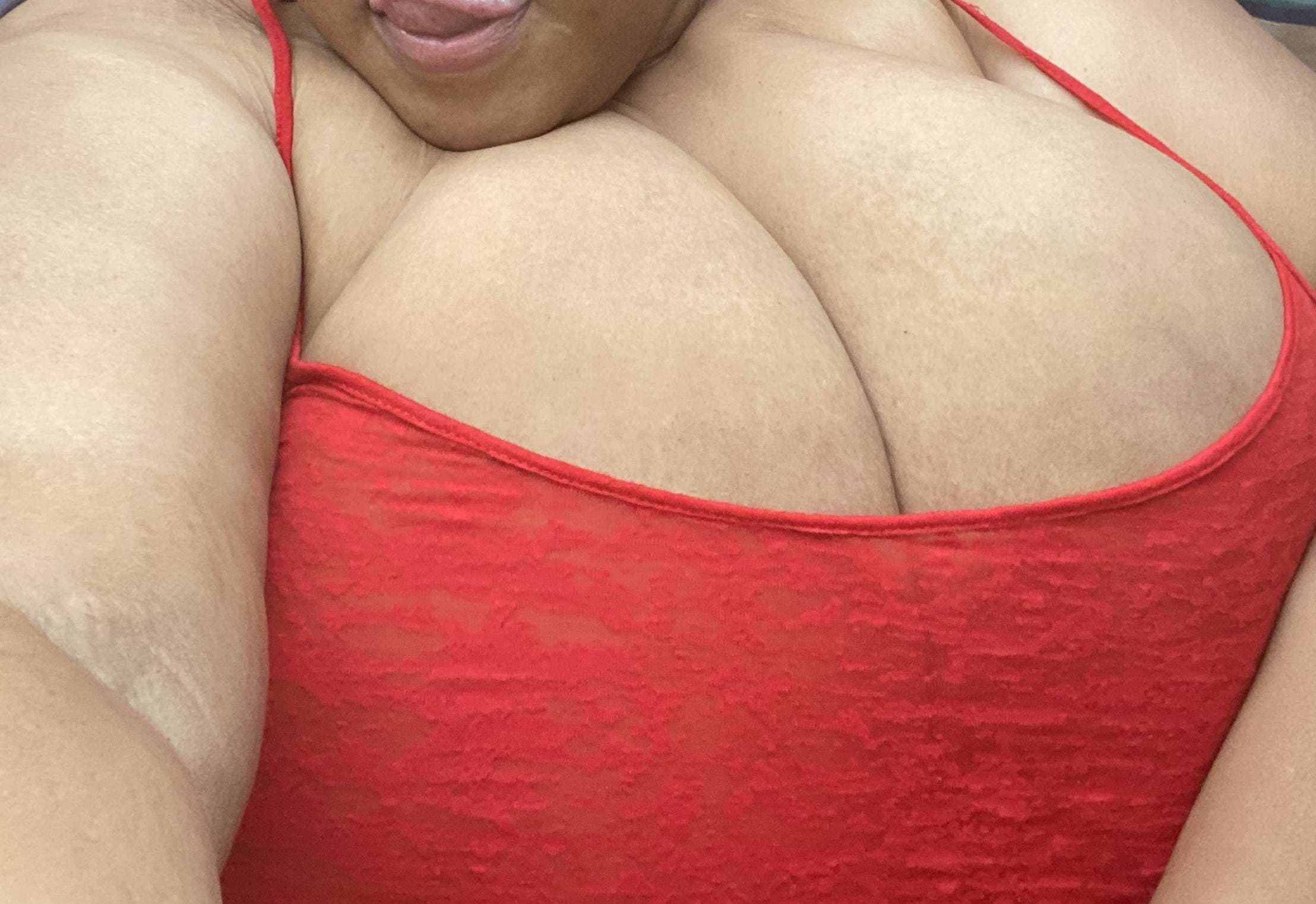 SexyReddBewbz