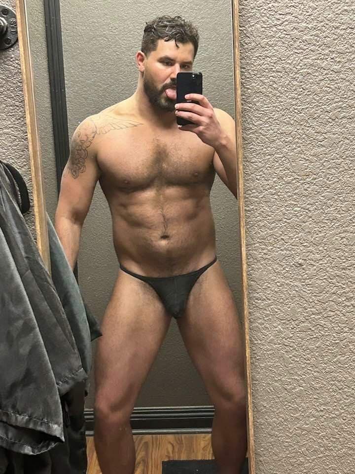 6'3"/190cm beefy football player