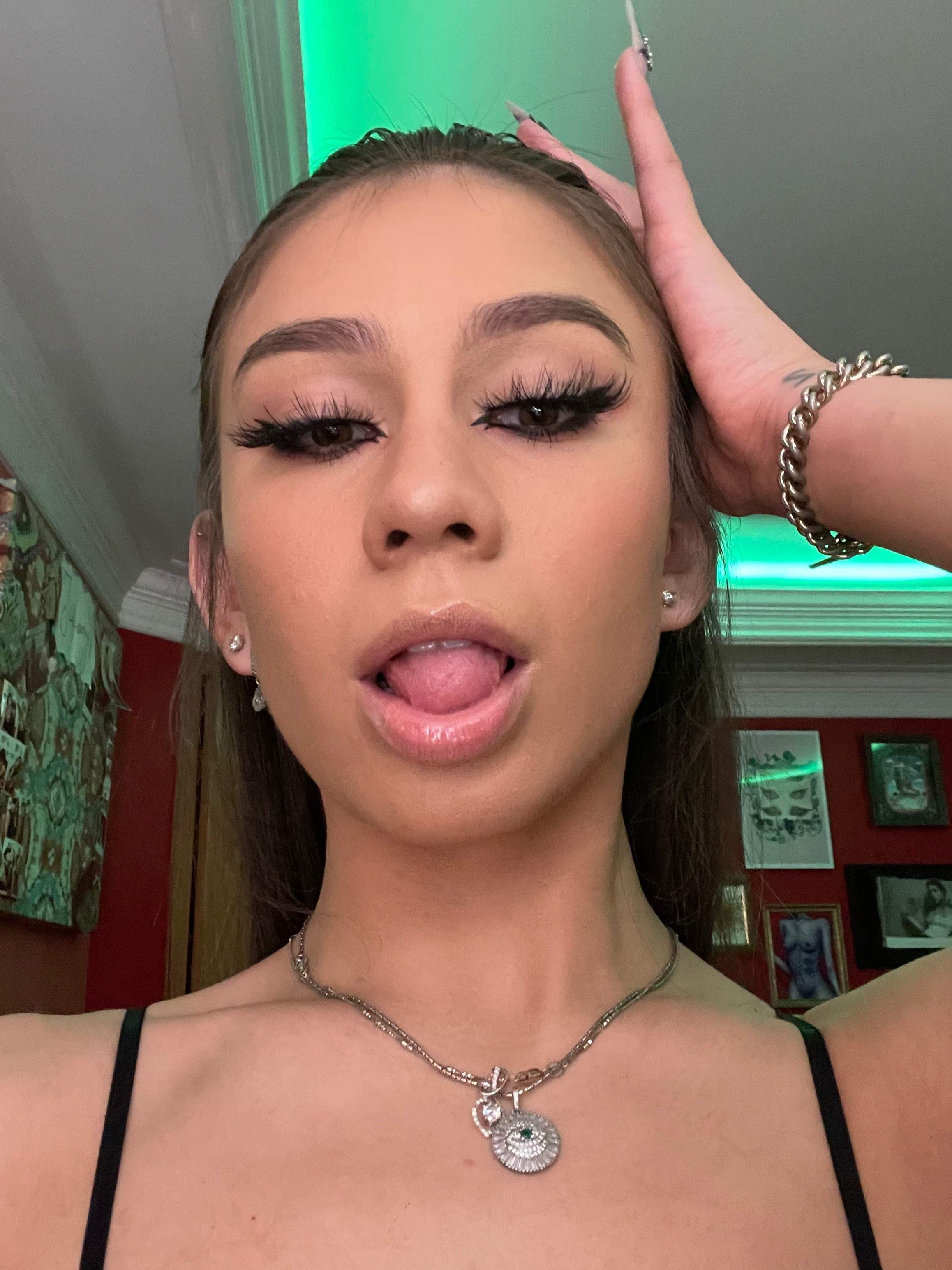 T 💋