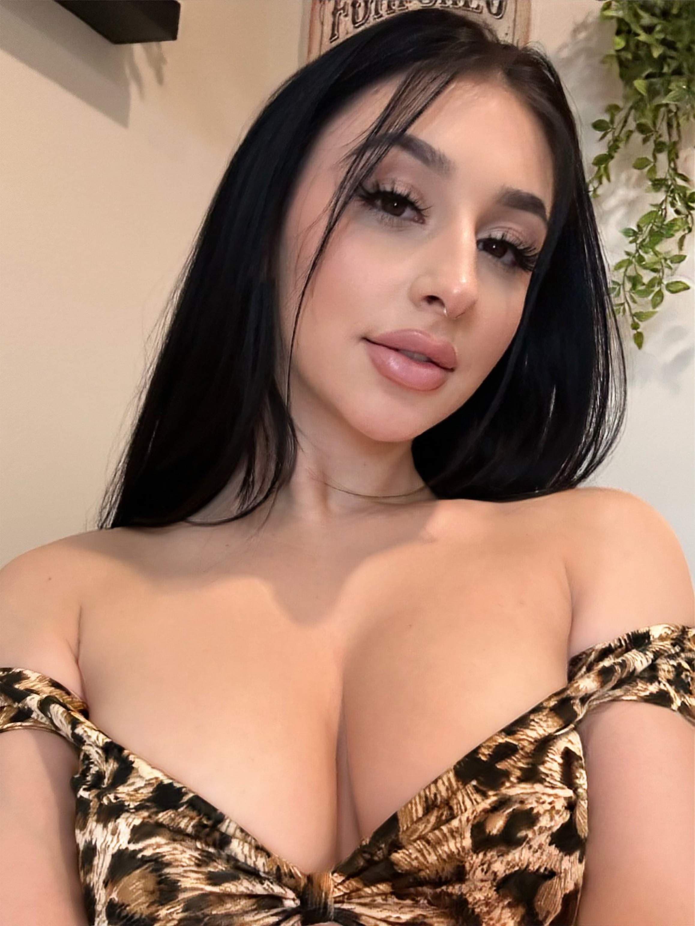 ✨Ella❤️ 𝟭𝟵 𝗬𝗲𝗮𝗿 𝗢𝗹𝗱 👅