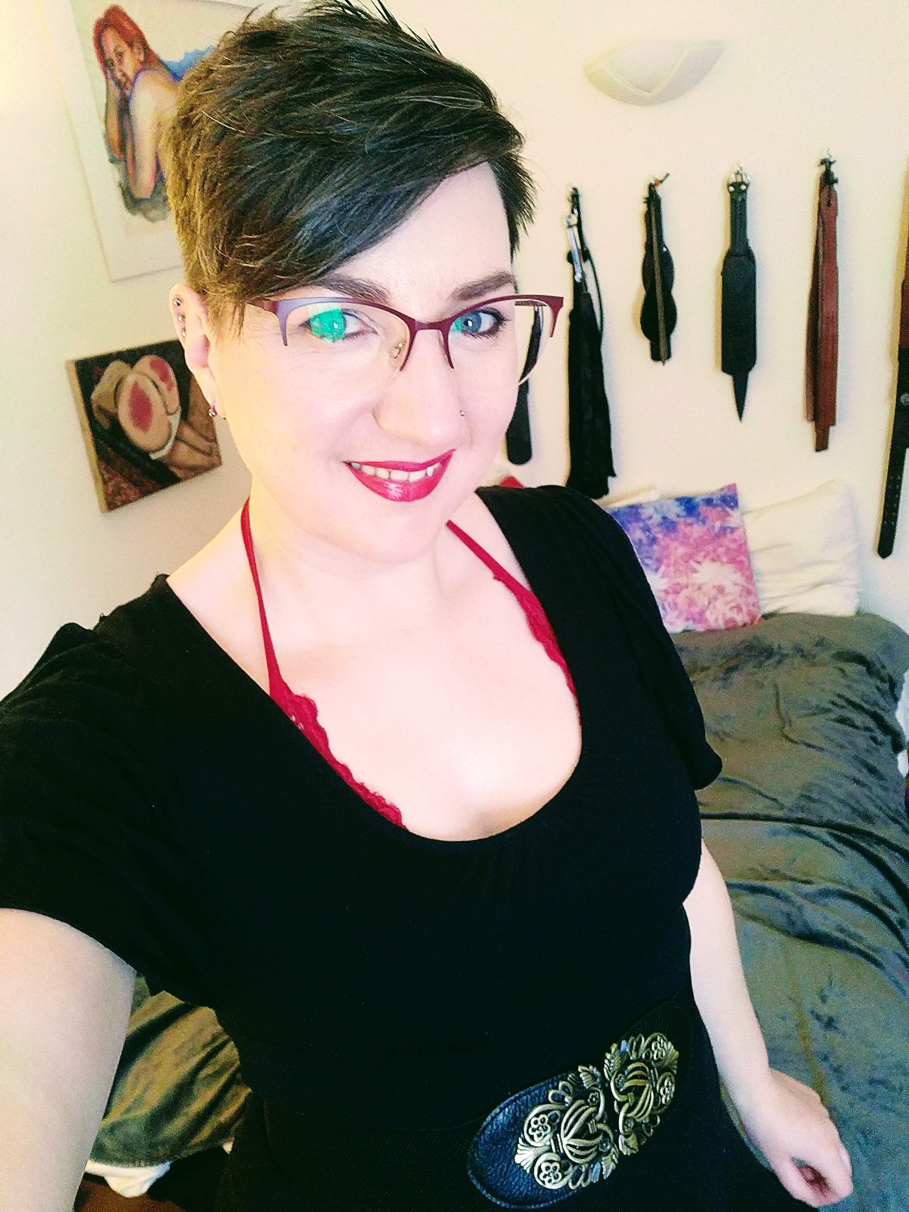 Curvy spanking lover Pandora Blake 🍑