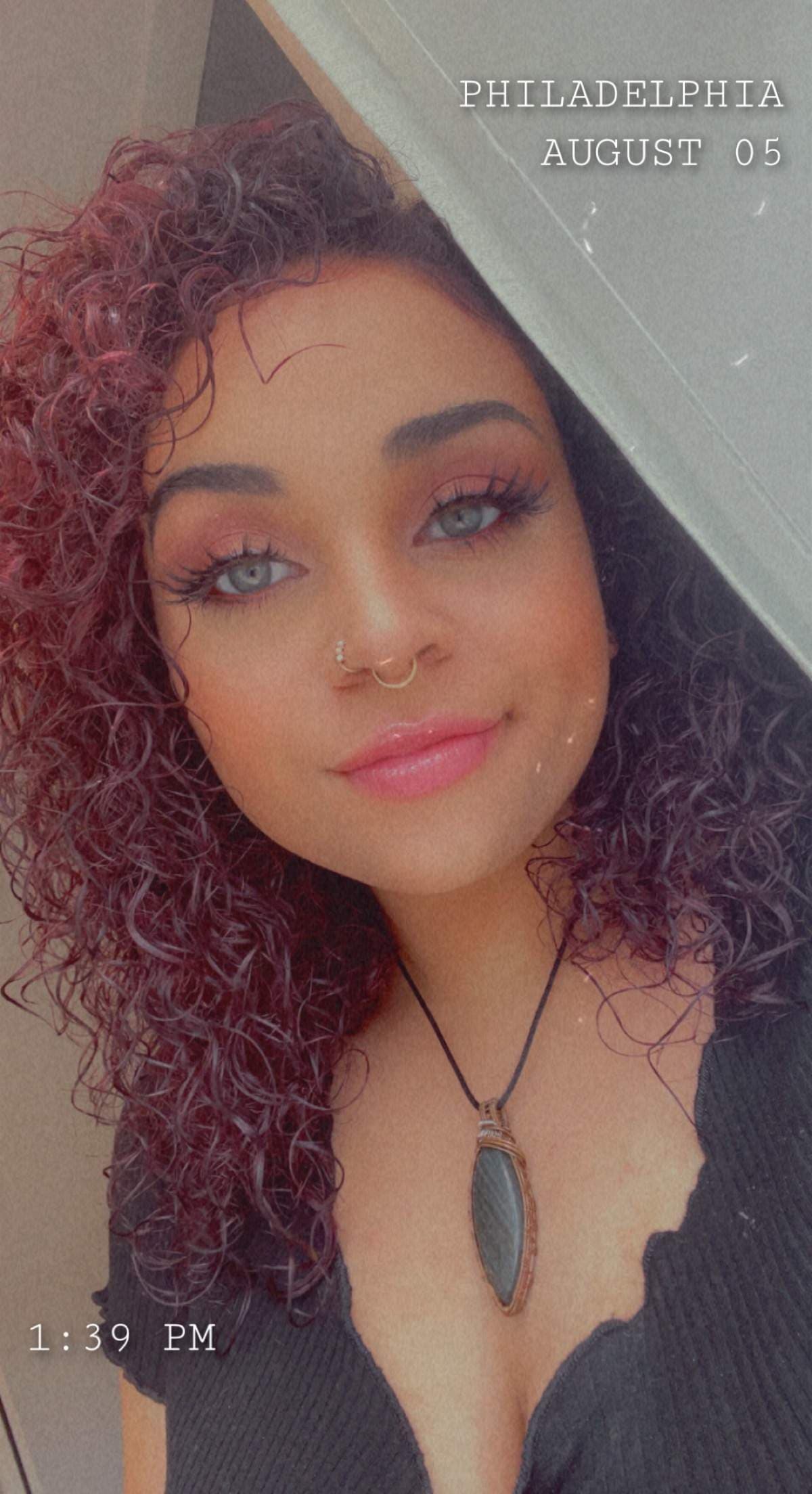 Green eyez thick thighz 🍑
