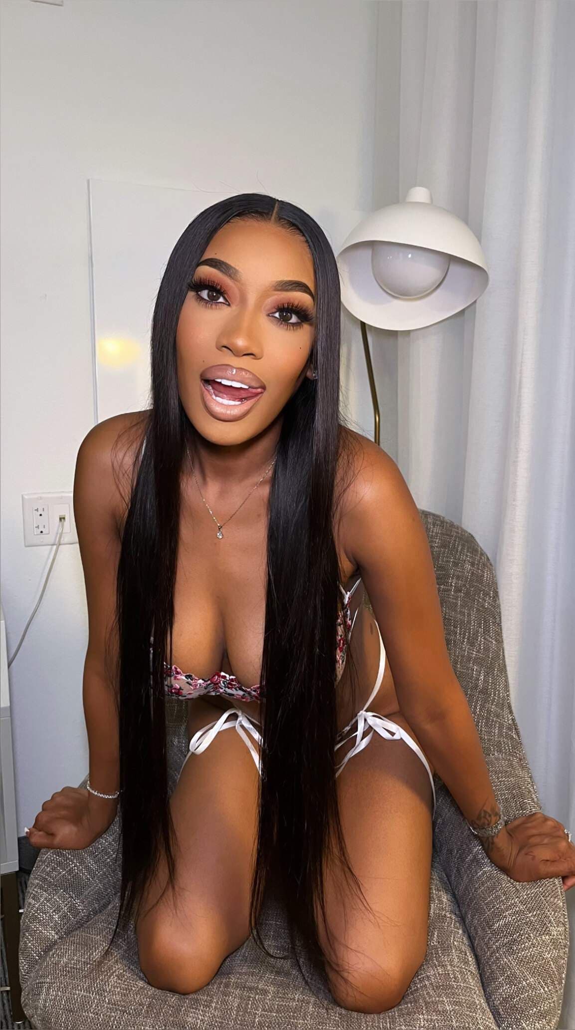 Anne Moore ✨ Chocolate🍫