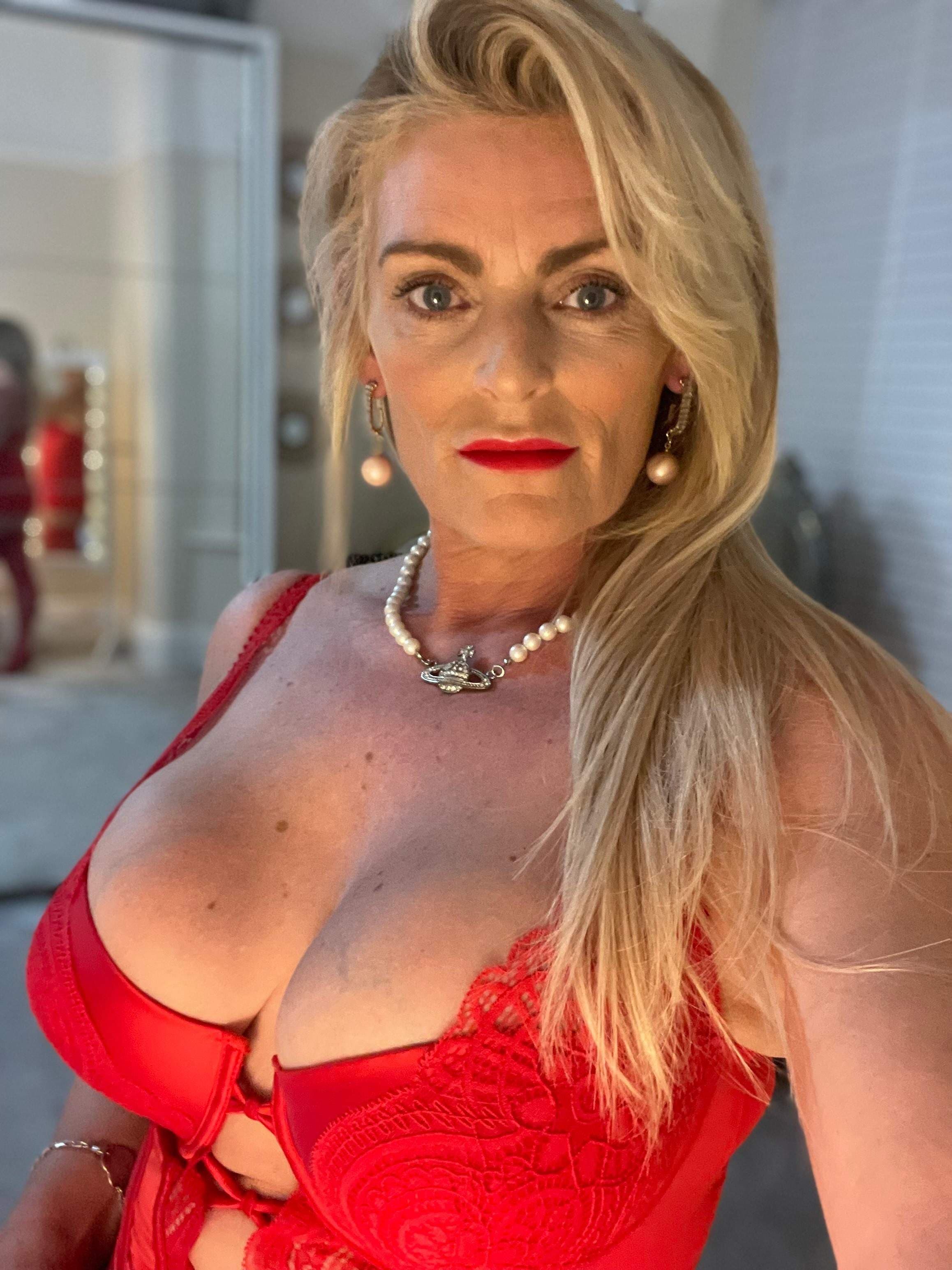 Lady Sophia 34F