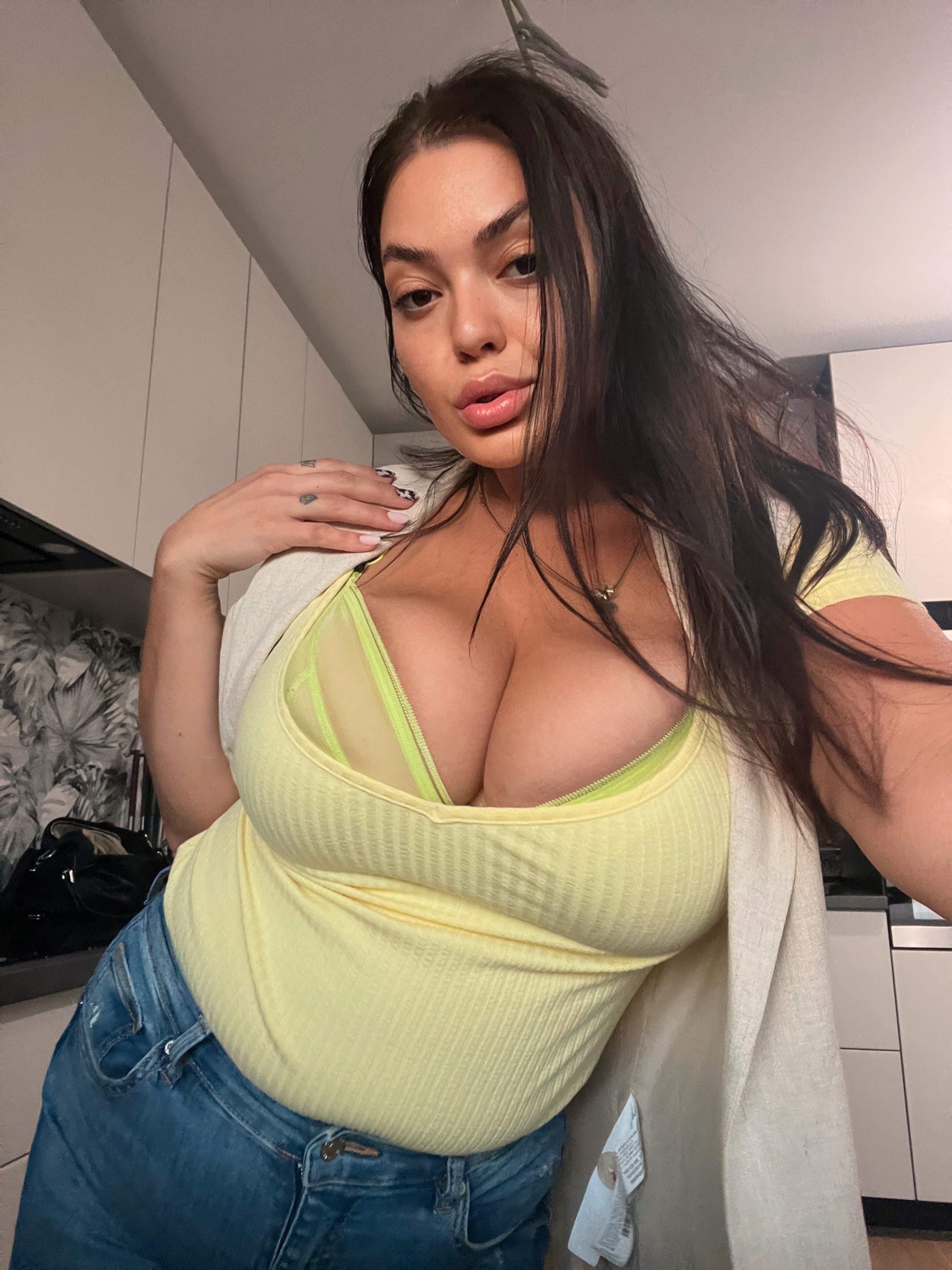 MiaBigTits