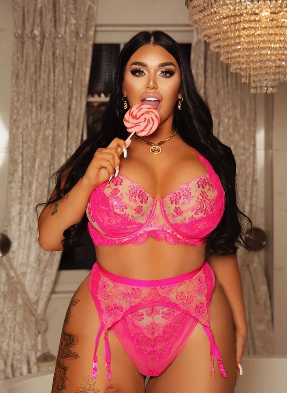 ELLIE CHLOE 👿 BBC QUEEN