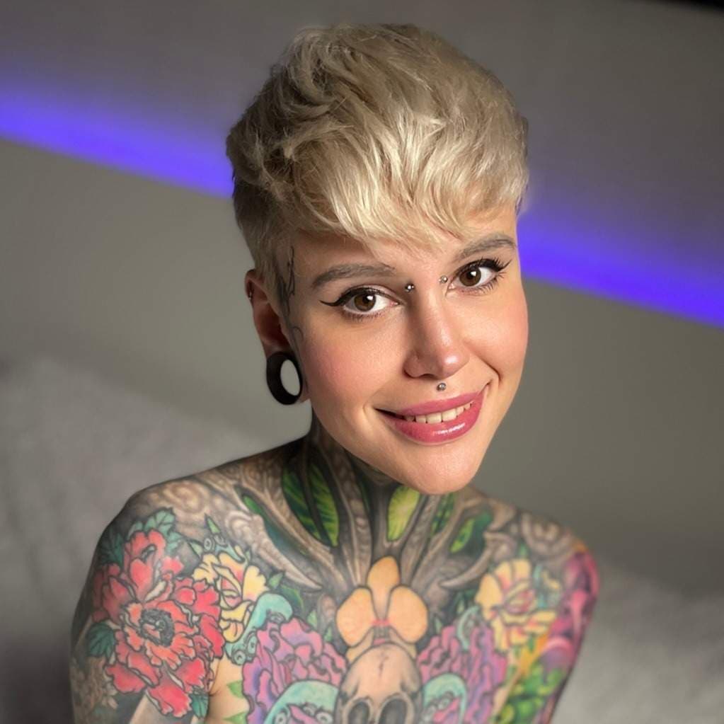 Your fave tattooed girl🍓