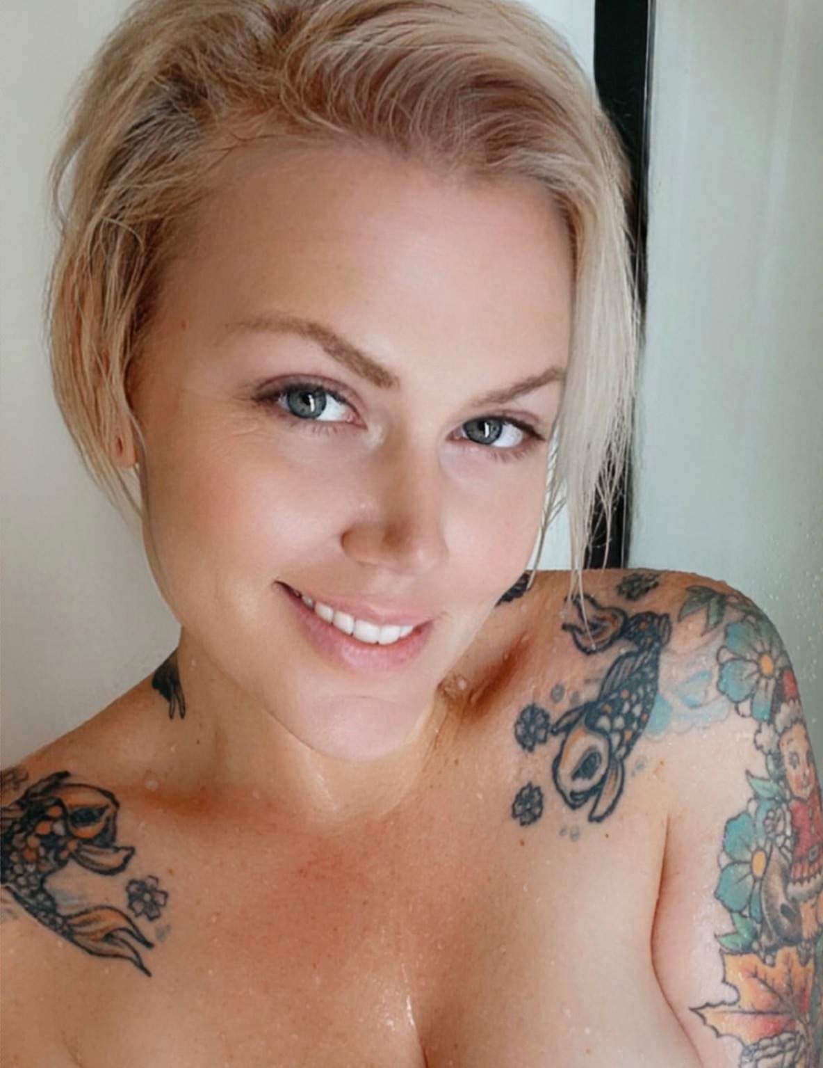 Bianca is NAKED!! 😻