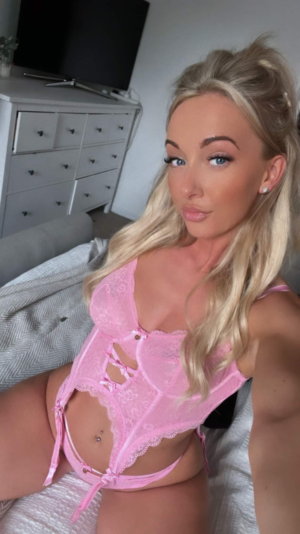 PETITE BLONDE SEXY MOM