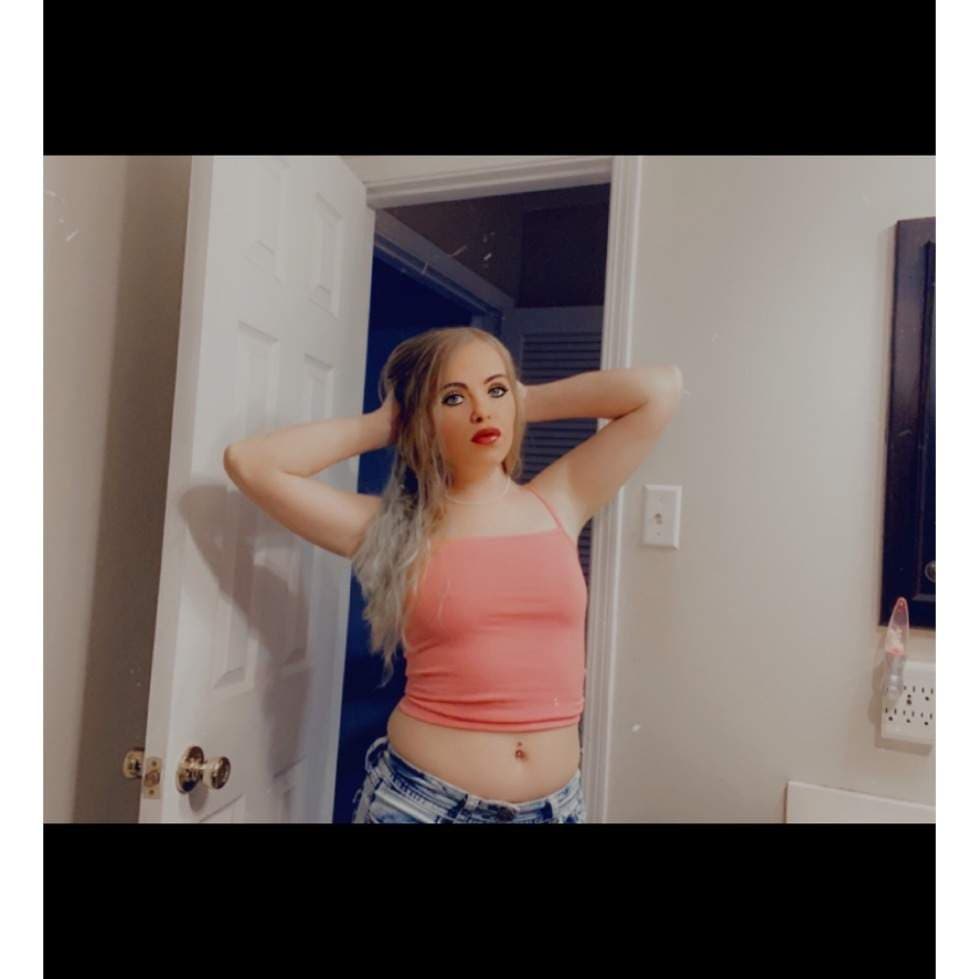 Katie Jade 🐱 *Meow* 👅