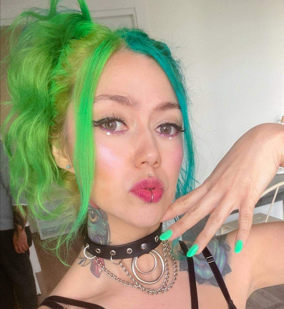 𝔇𝔞𝔣𝔫𝔢 𝔰𝔲𝔦𝔠𝔦𝔡𝔢