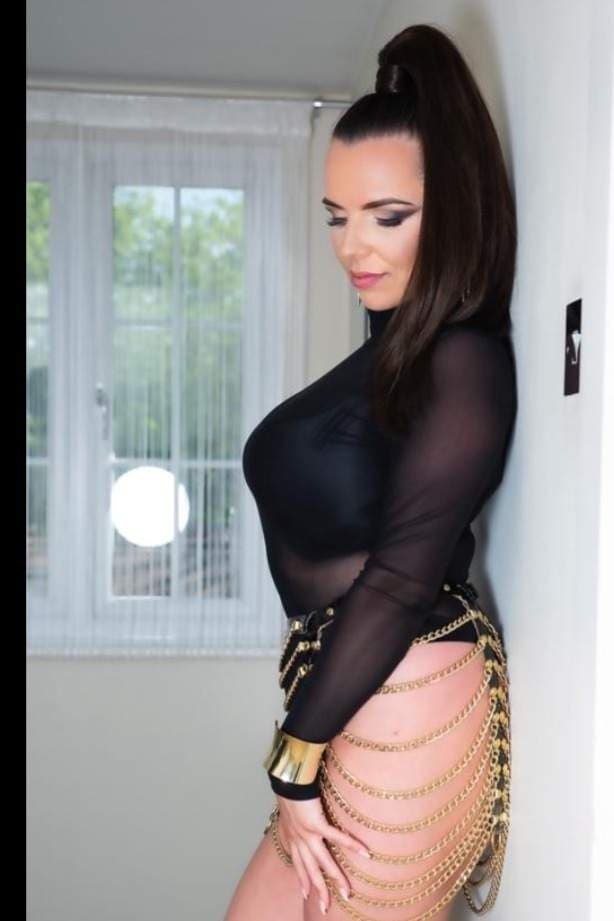 Be seduced by huge boobs