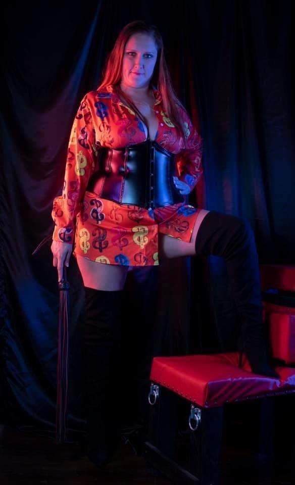 Lady Linni (Lean Knee)