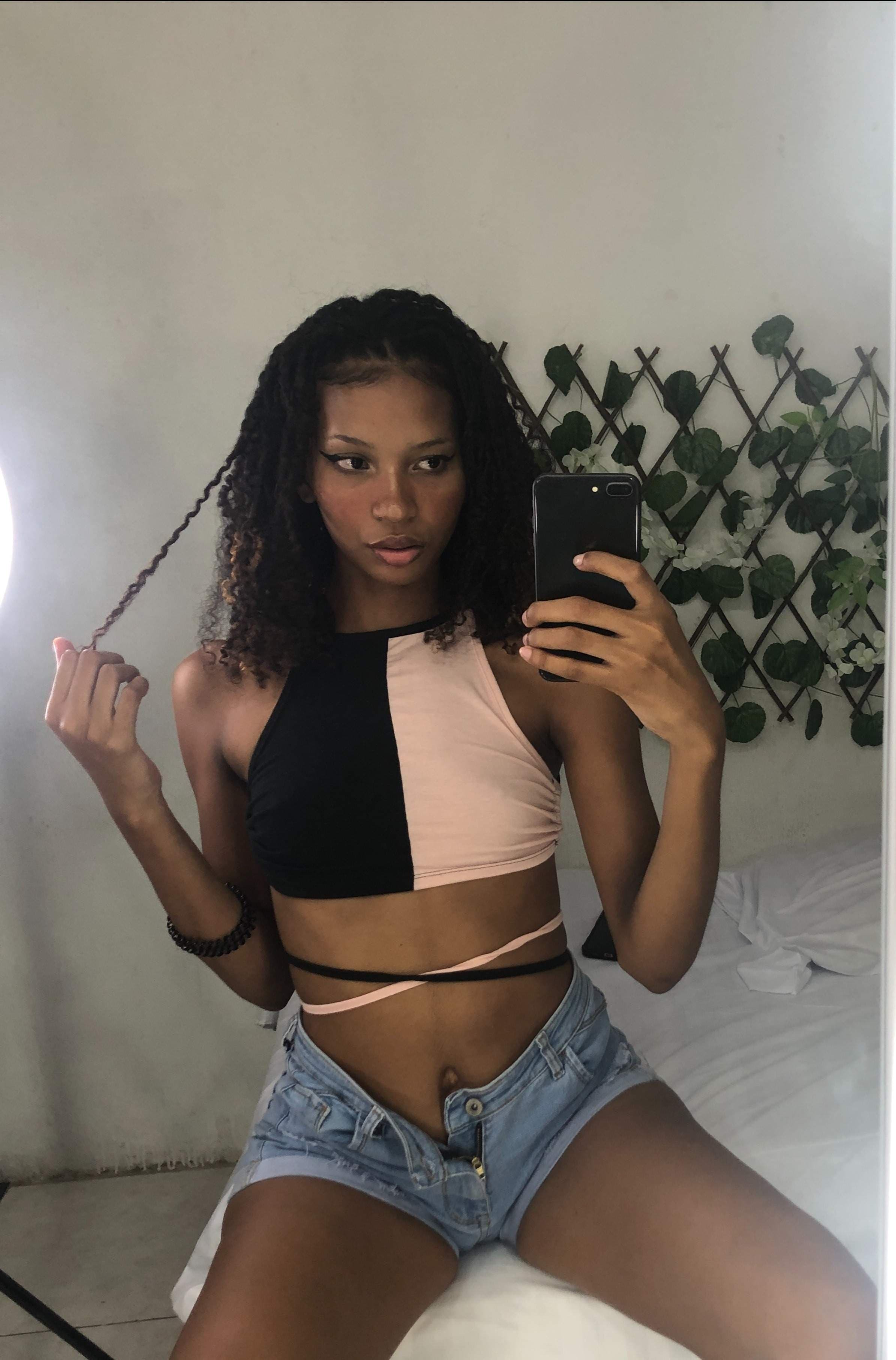 Your sexy classmate📚