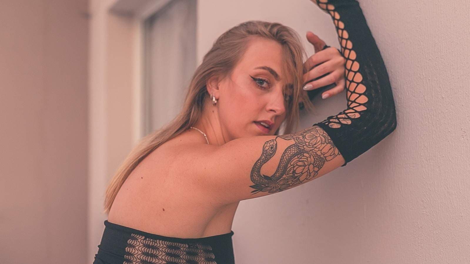 Your kinky playful blonde 😈