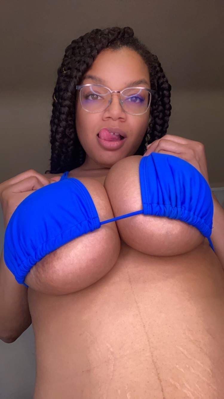 Big Pregnant Tittys🍒
