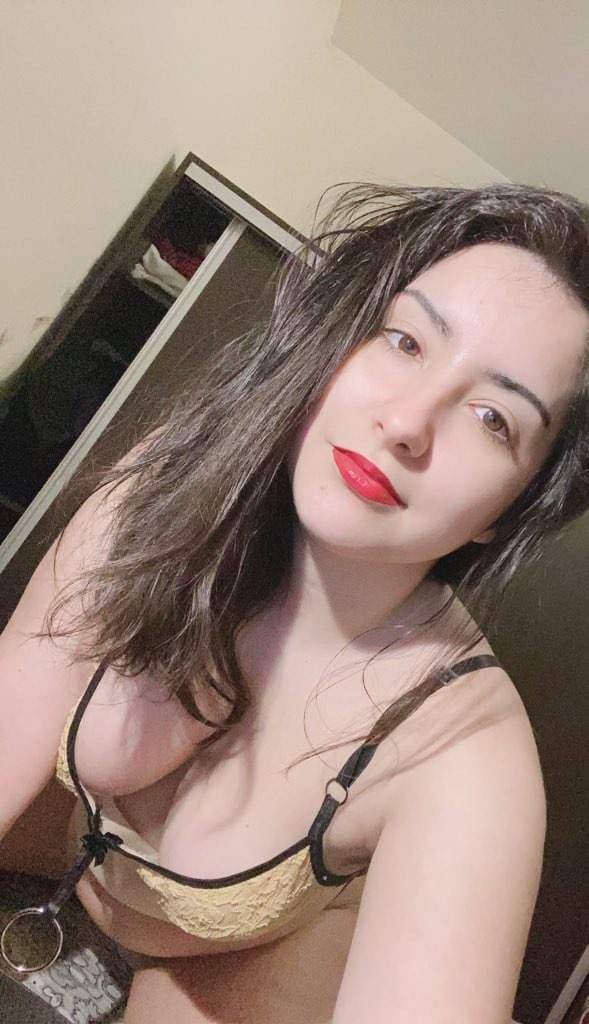 Mia K - Nerdy, cute and sassy