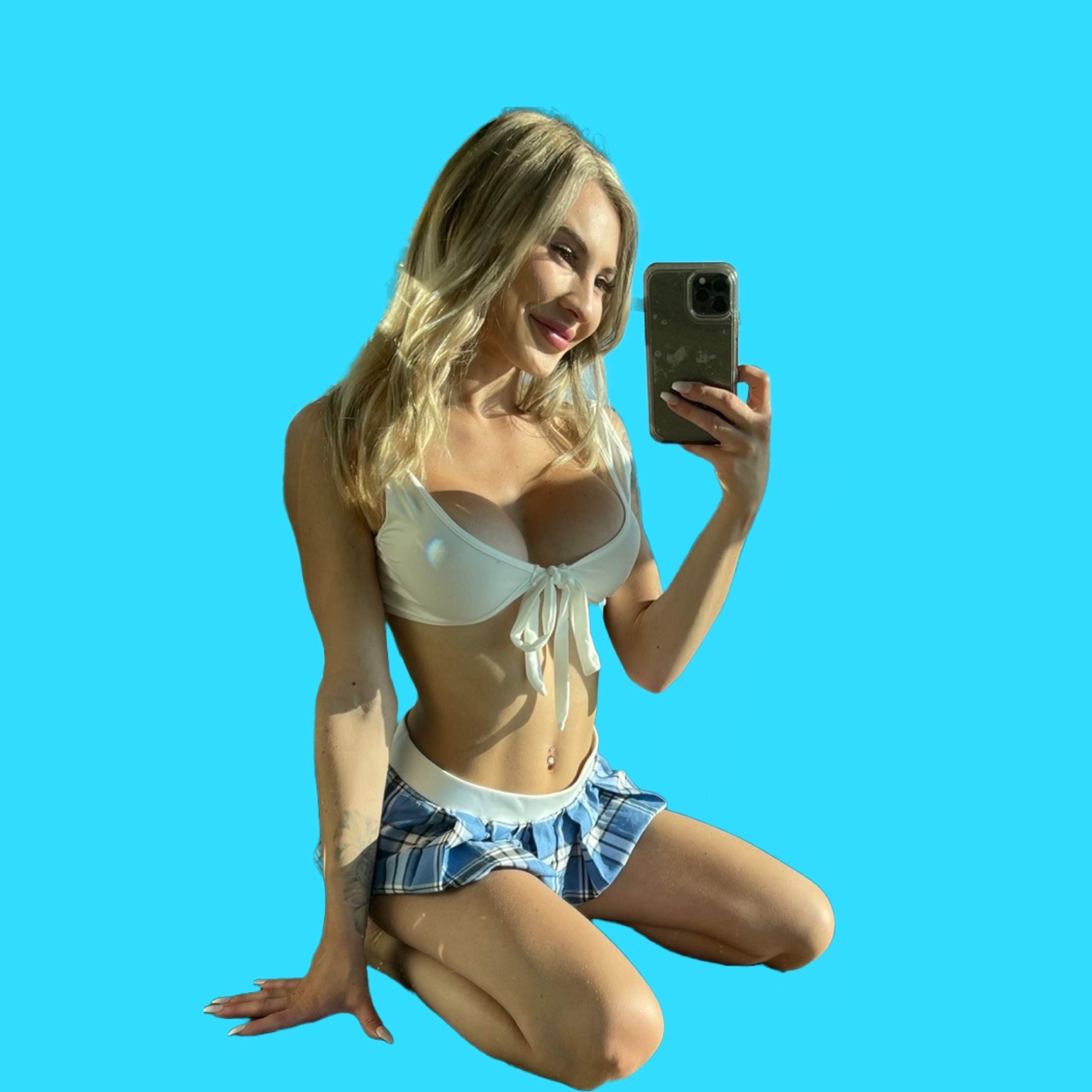 Laura Skye🍒 32DD