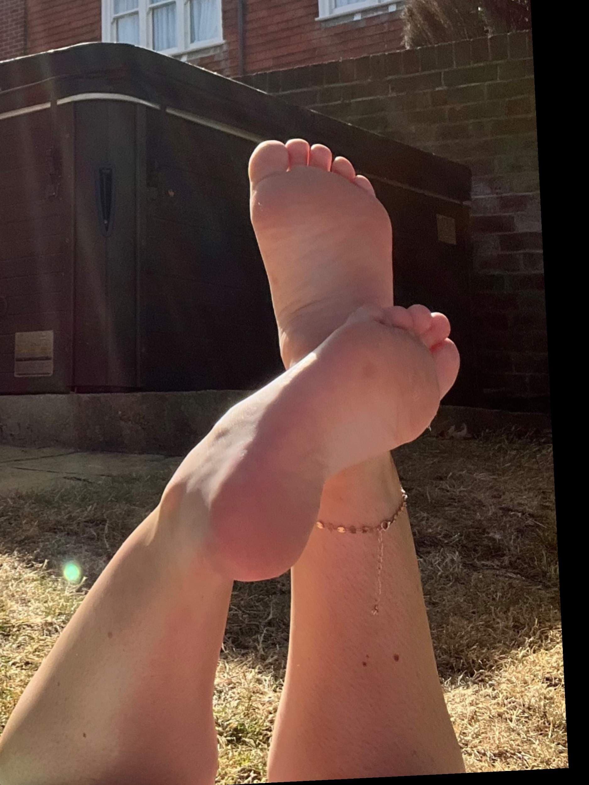 Izzie’s feet xx