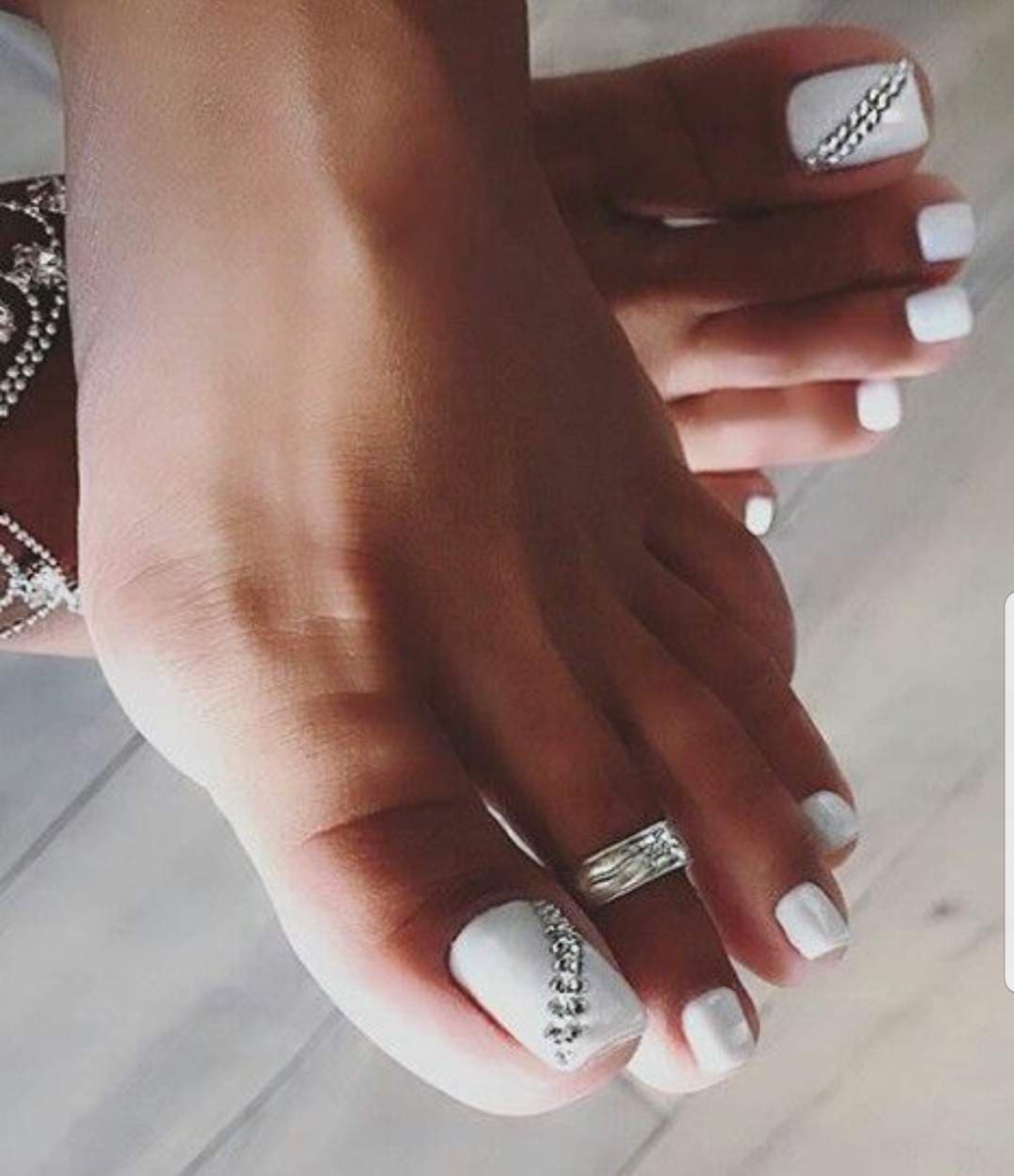 Toes On Pose