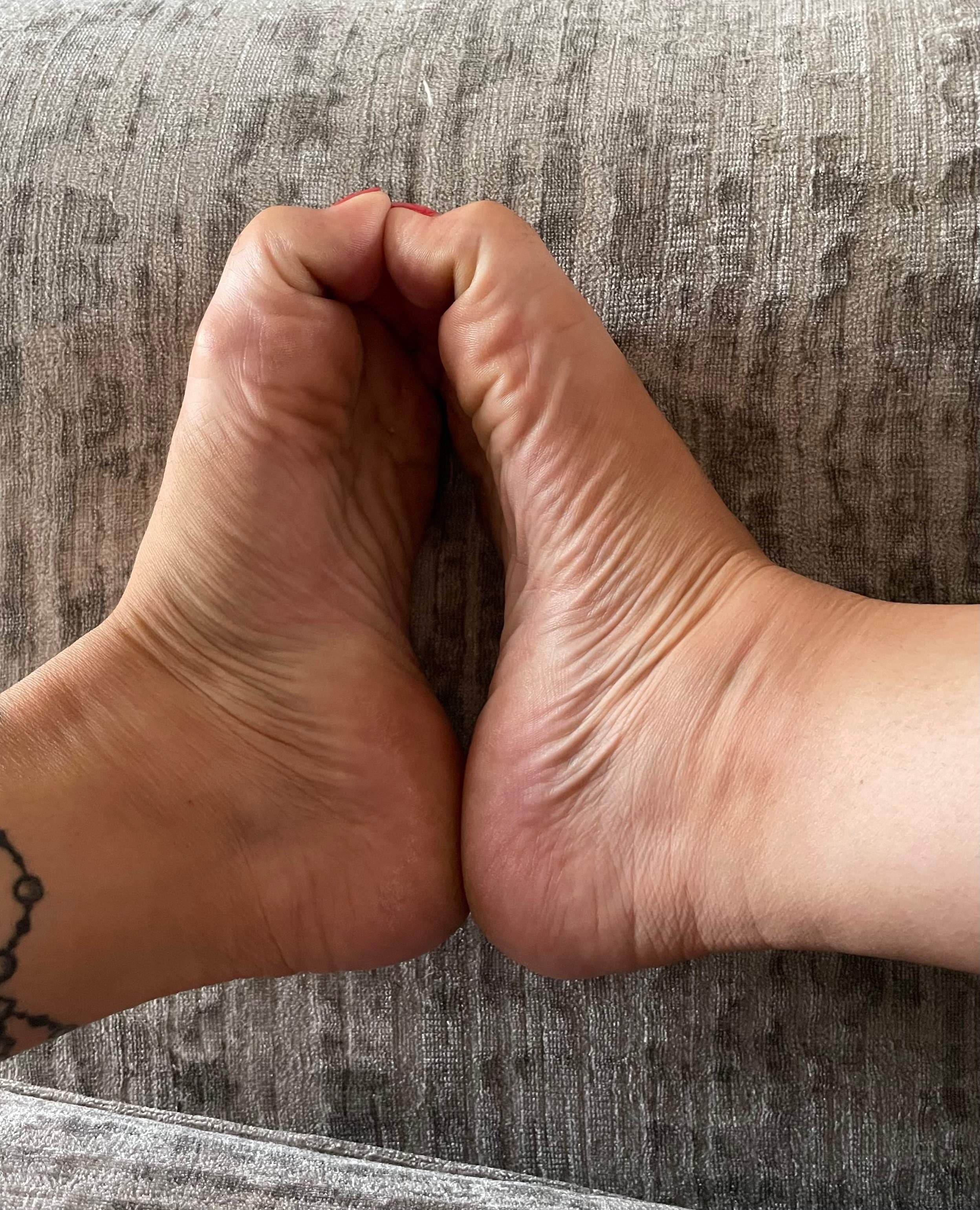 Full figured,sexy feet,talk dirty to me