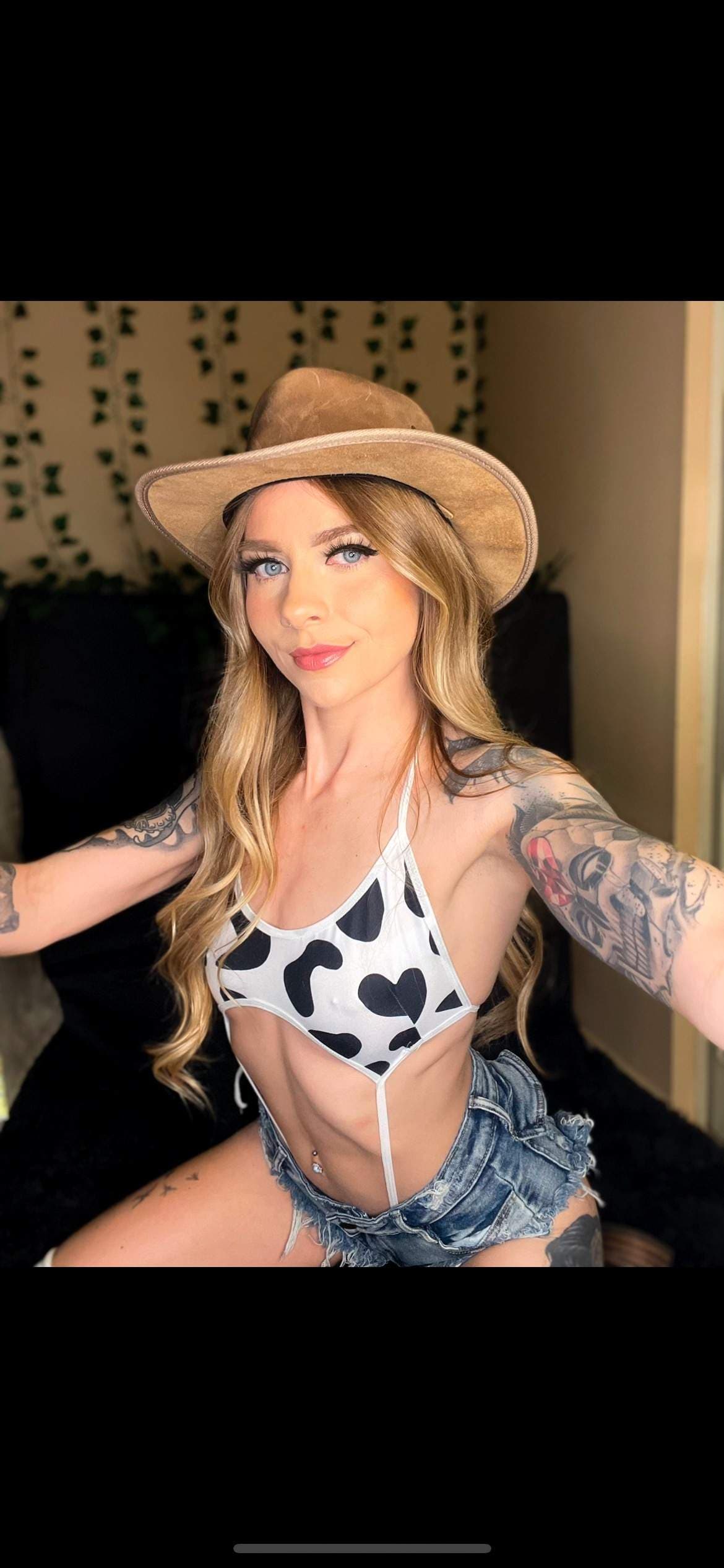 Tatted Blonde Babe🖤