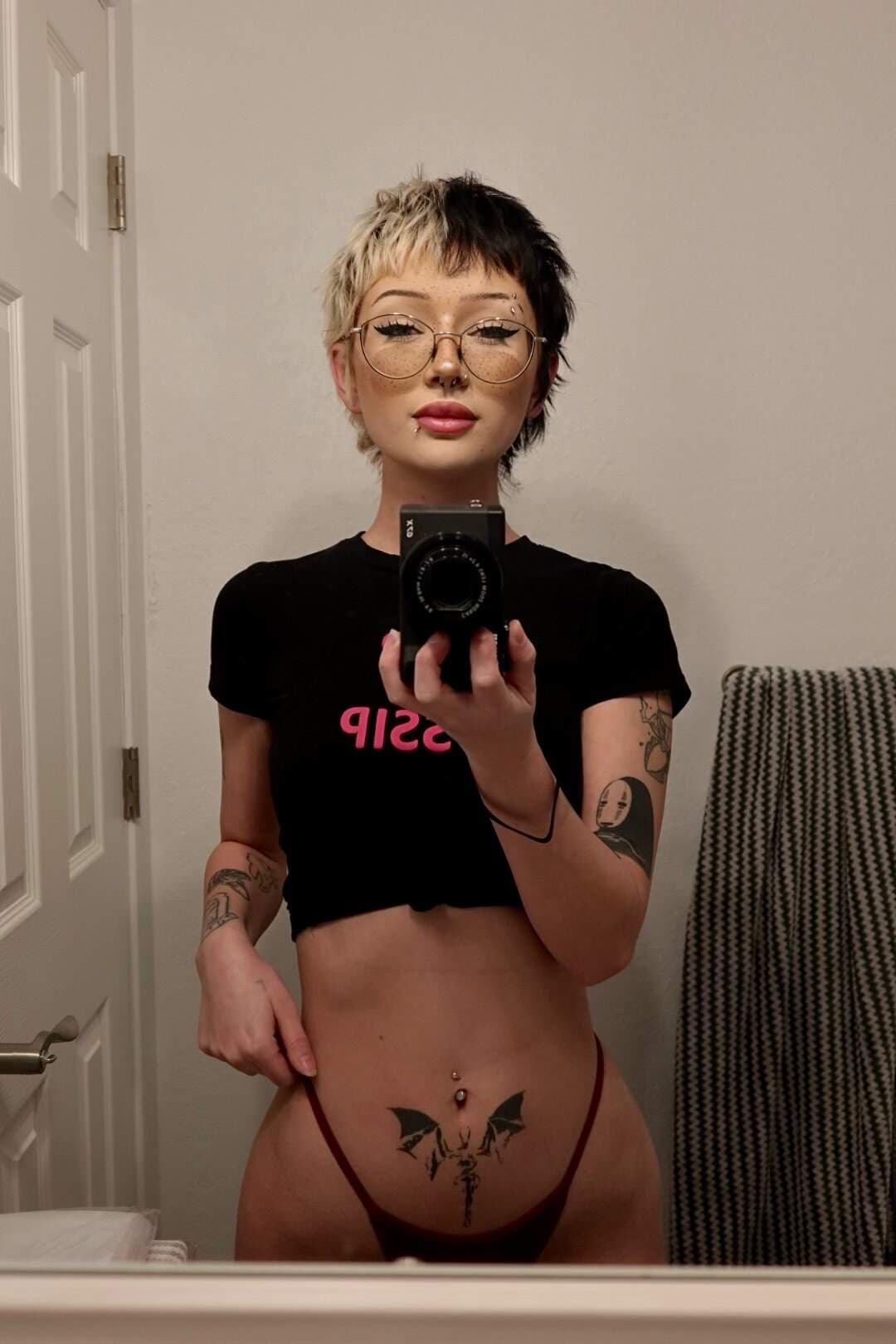 underboob goddess