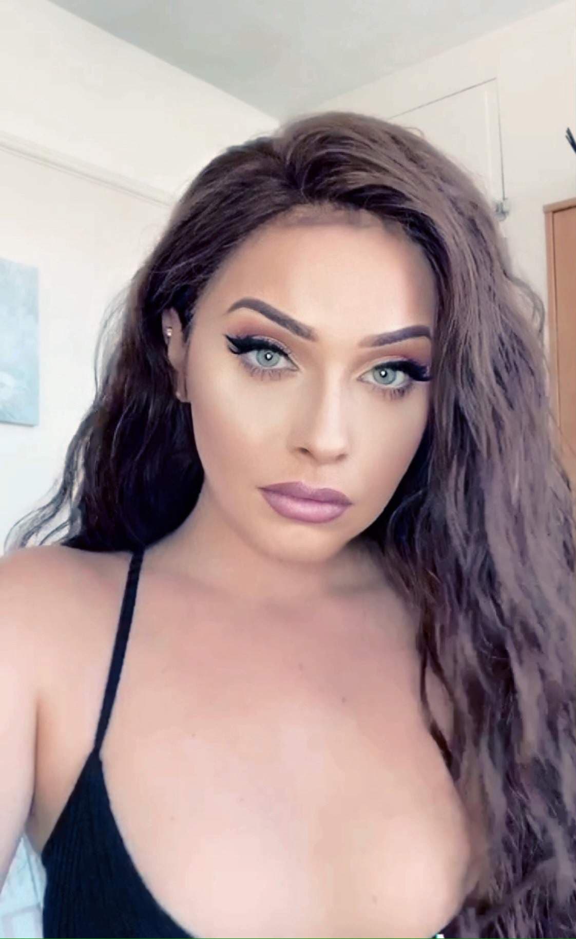 Dee London
