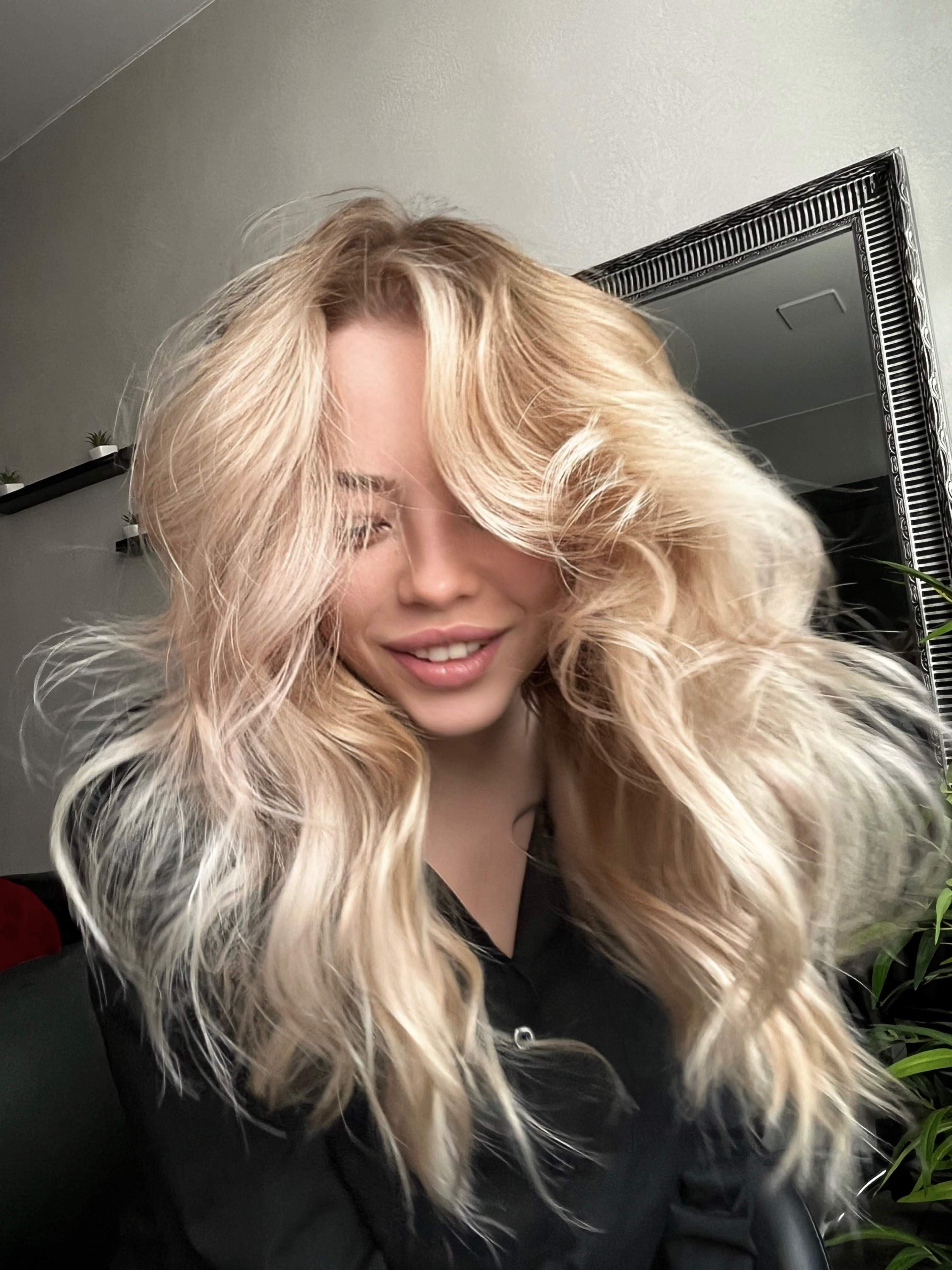 Hot Blonda😈