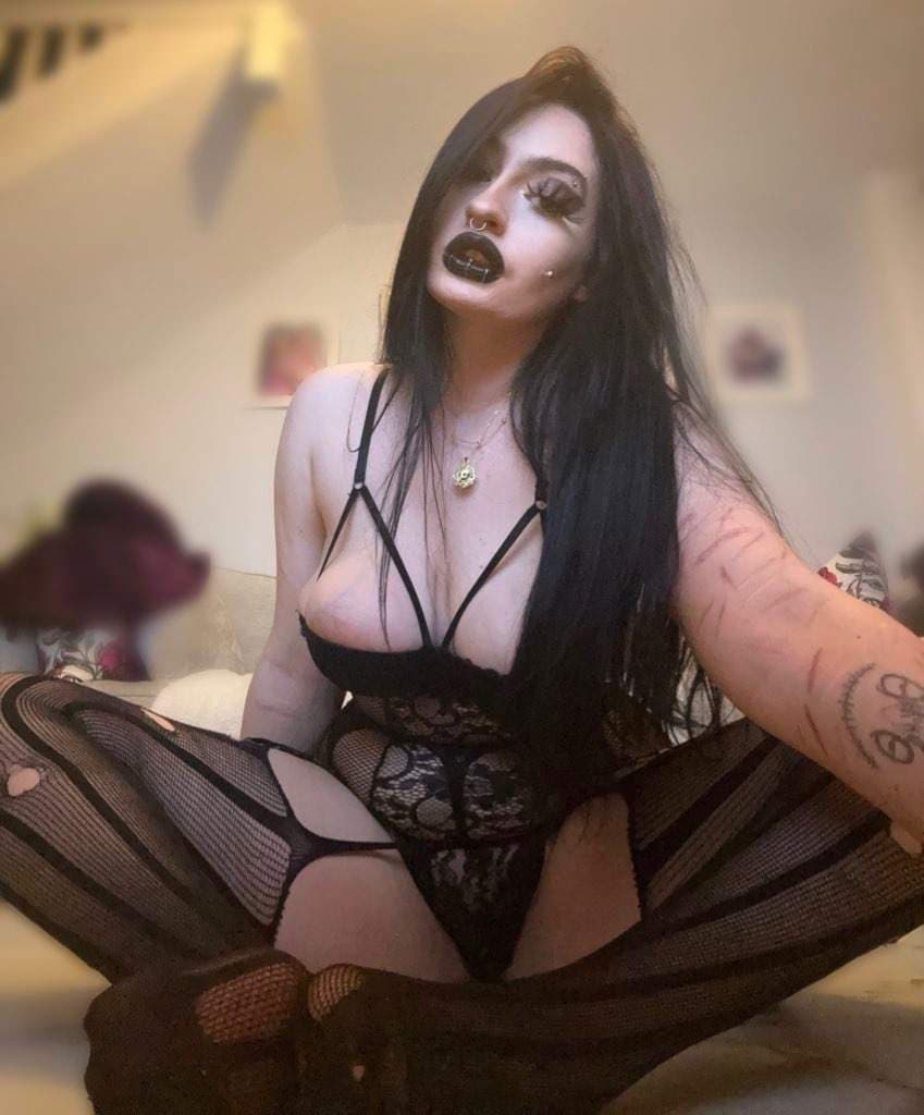 your favourite goth ⭑