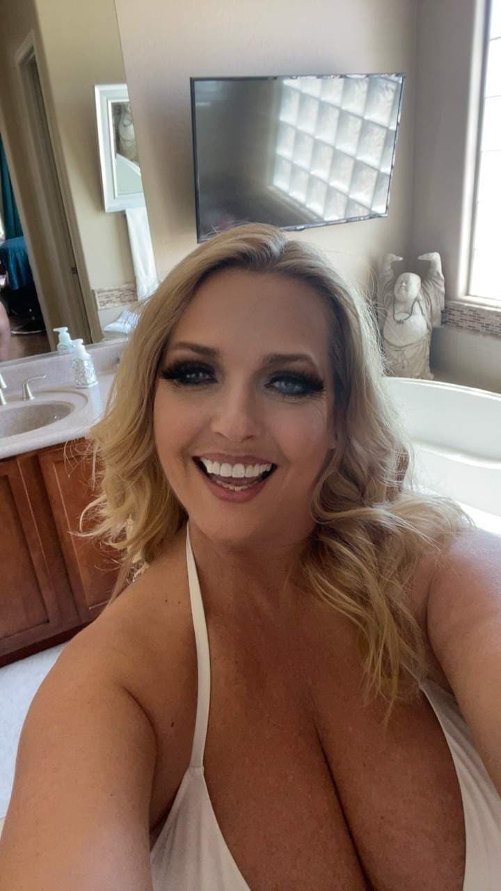 ToriHotwife  like Tacos and Champagne