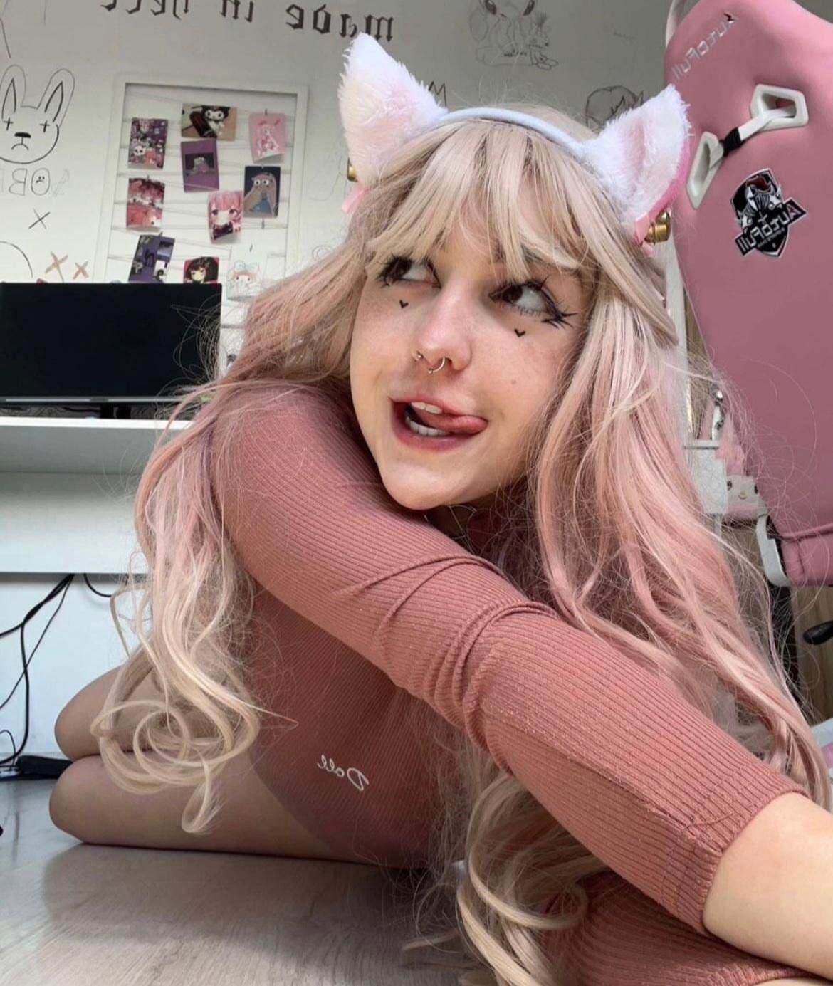 Your fav Catgirl. Want to chat?