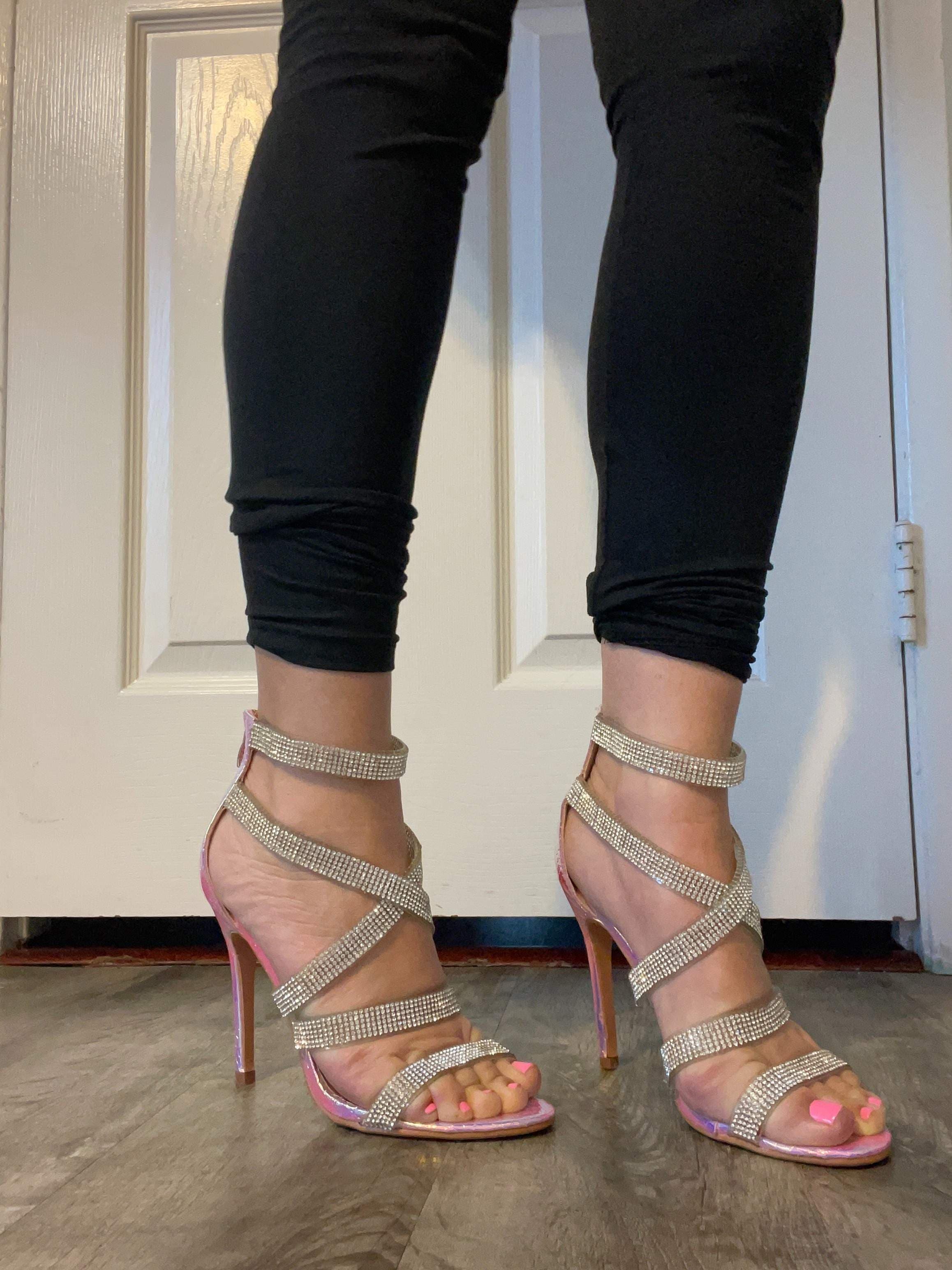 nica's feet