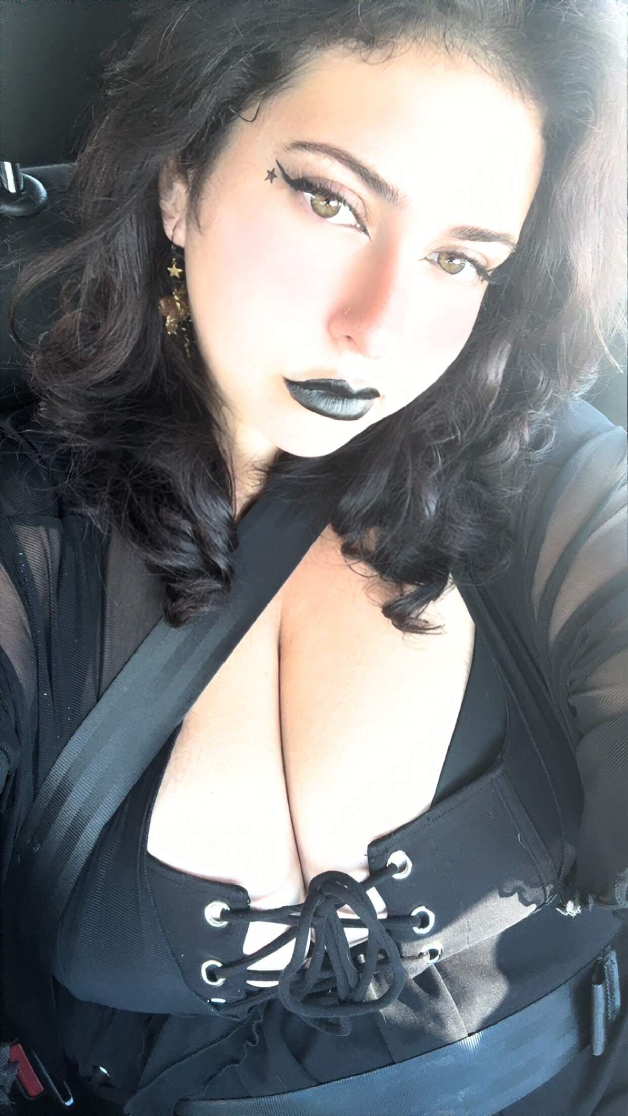 Curvy goddess