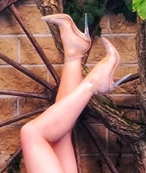 Mina_feet_shoes