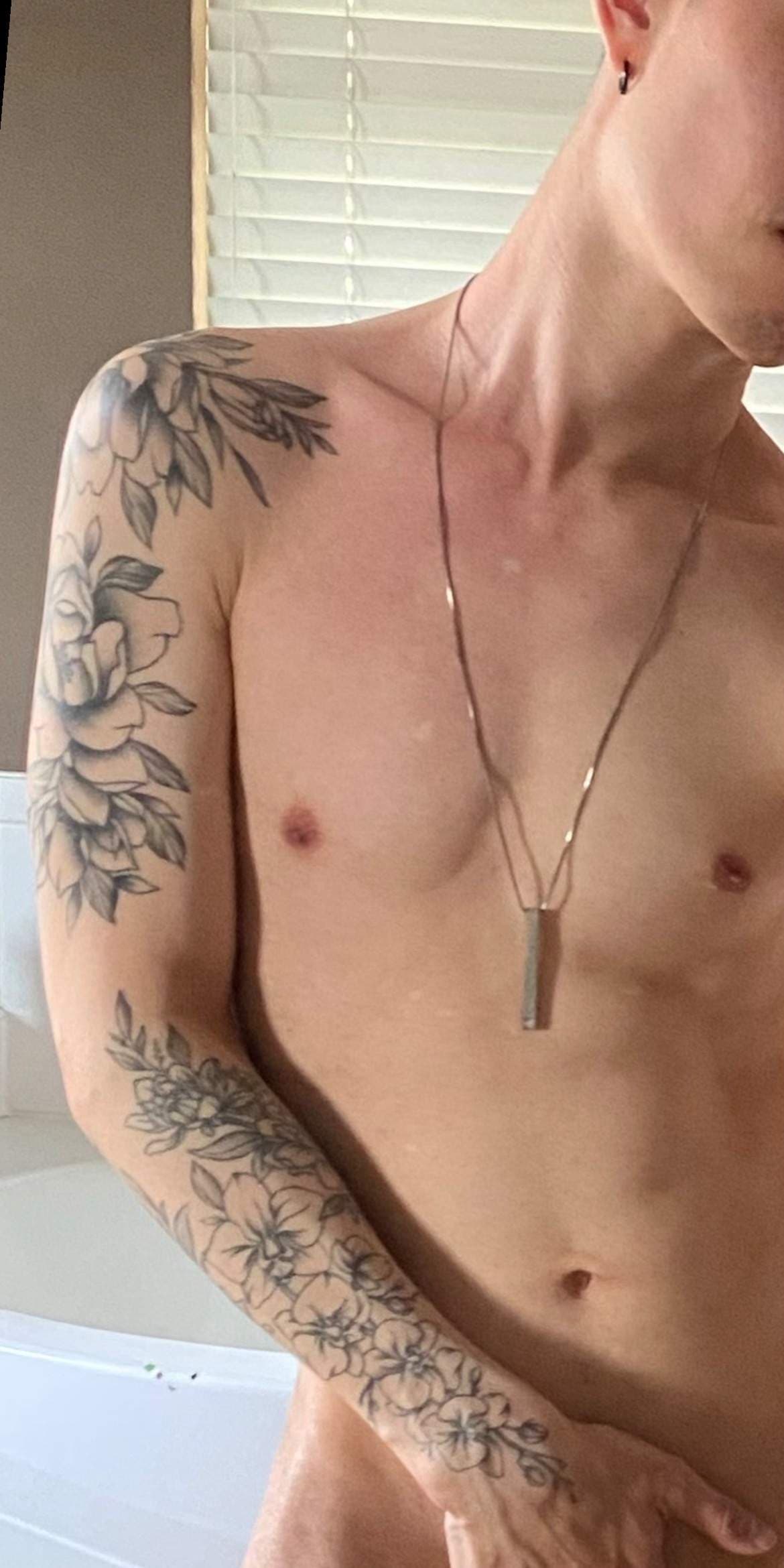Hua 🌸 tatted twink bottom