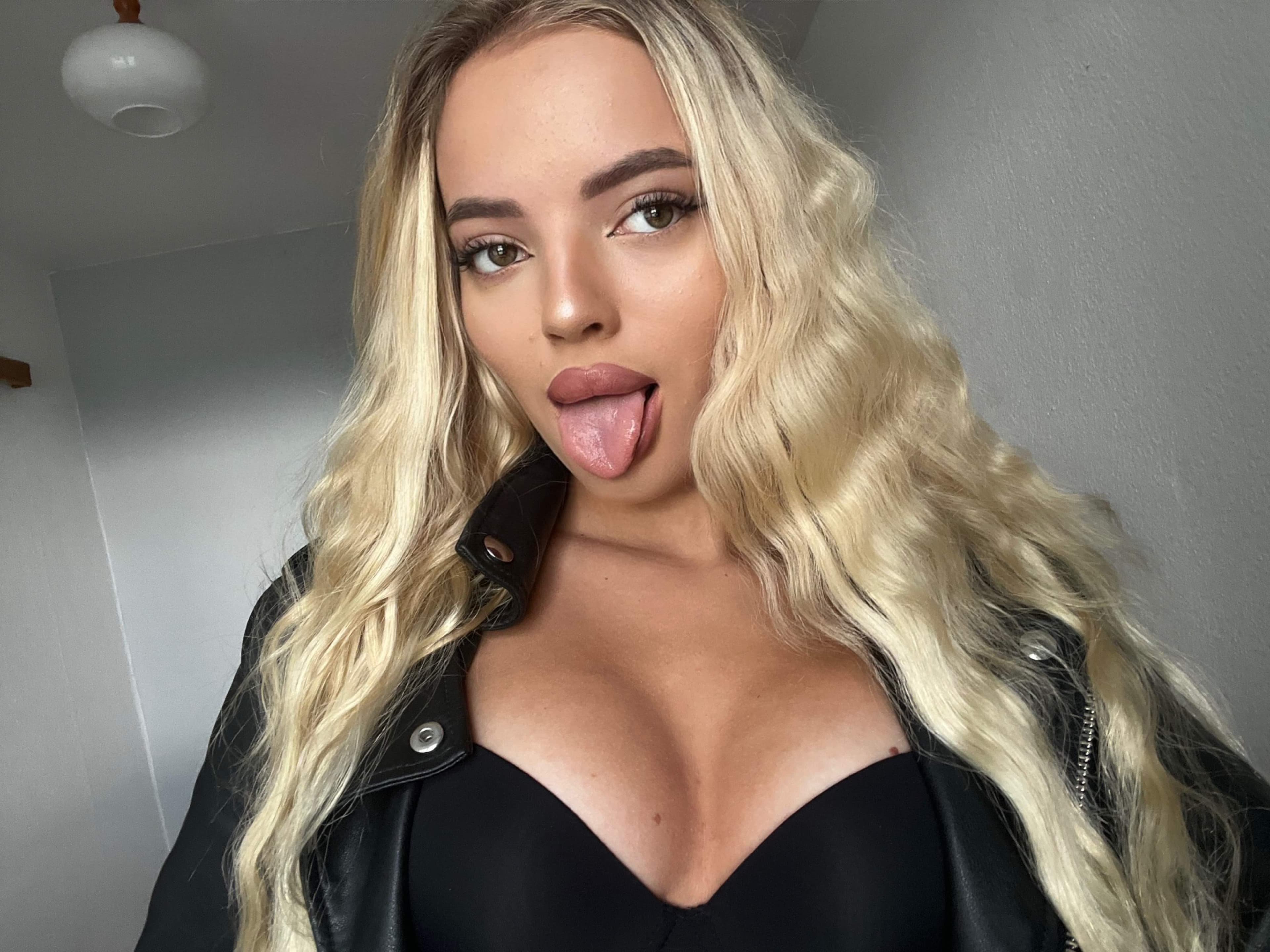 ⭐️ Pretty Blonde ⭐️
