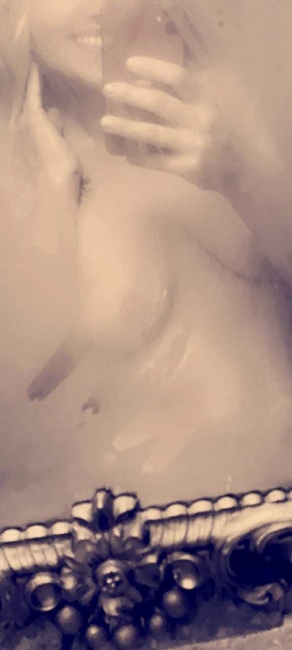 😻blessed with nips & lips for days😘
