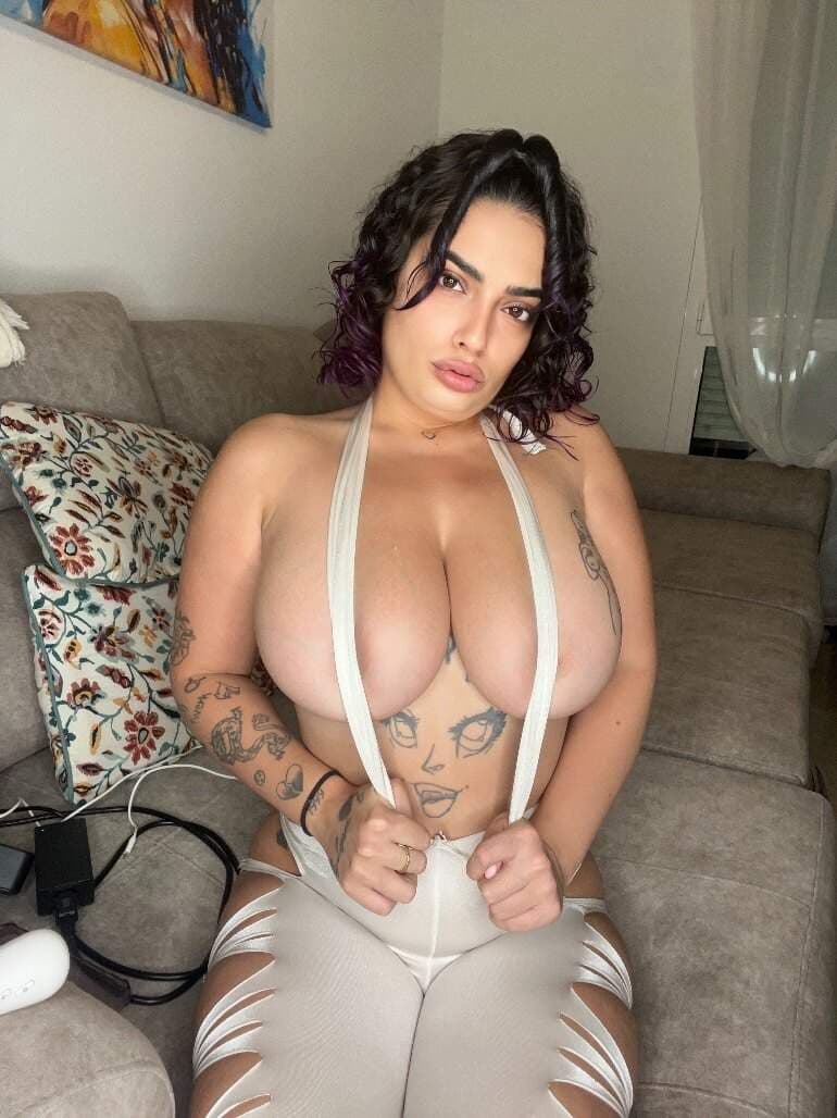 Kleo Big tits