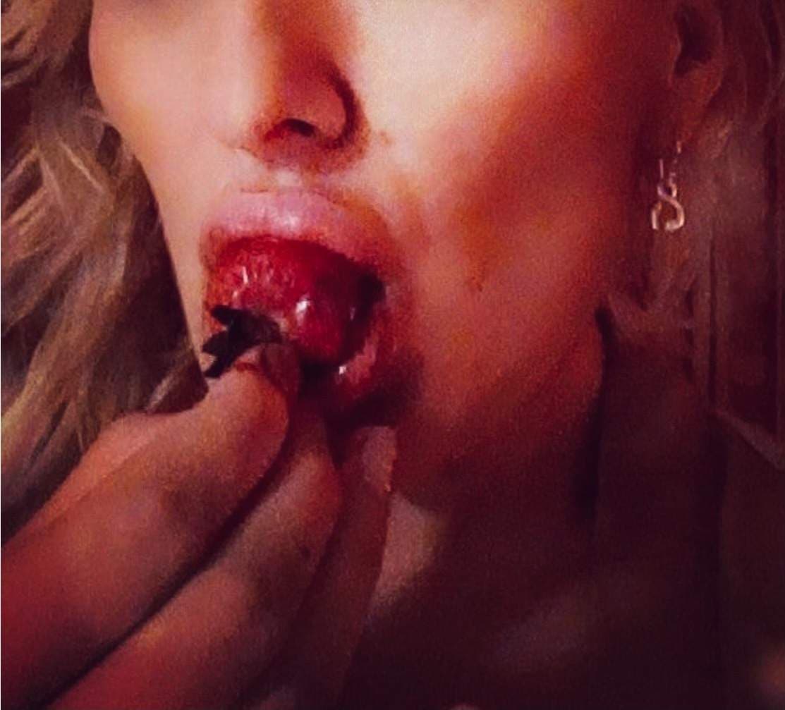 Seductive Hotwife & Erotic Artist