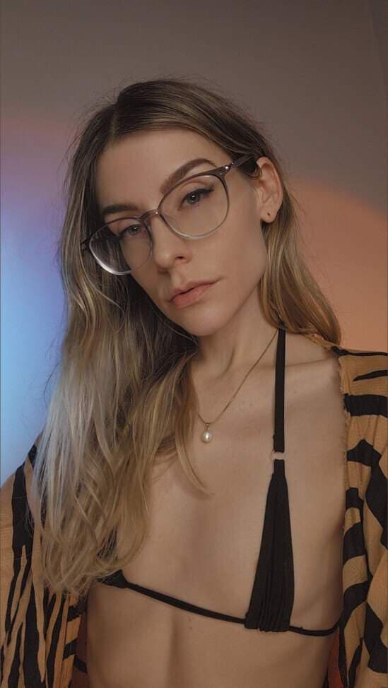 🌴 em ♡ BDAY AUGUST 1st! ✨