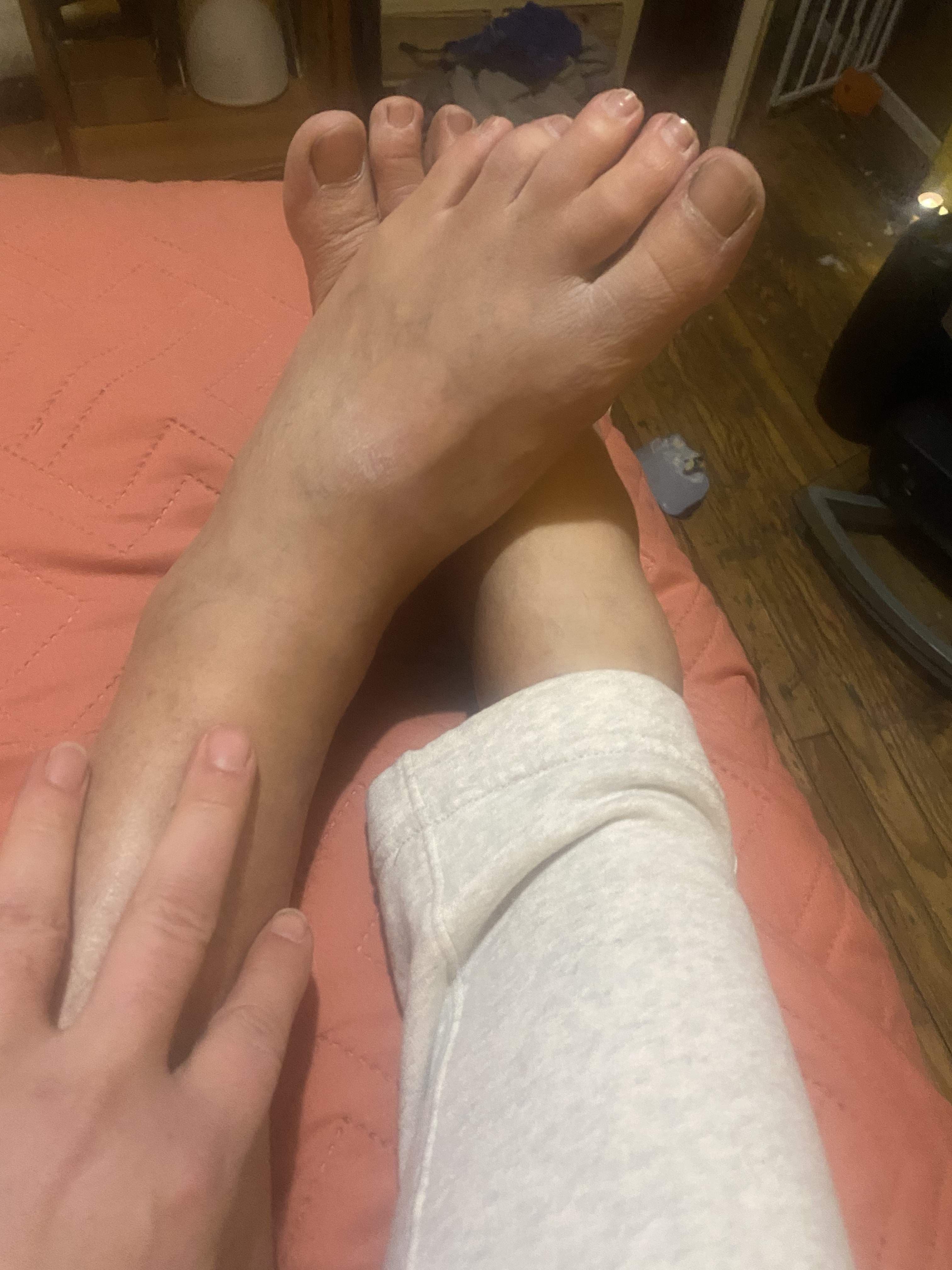 FeetnDik