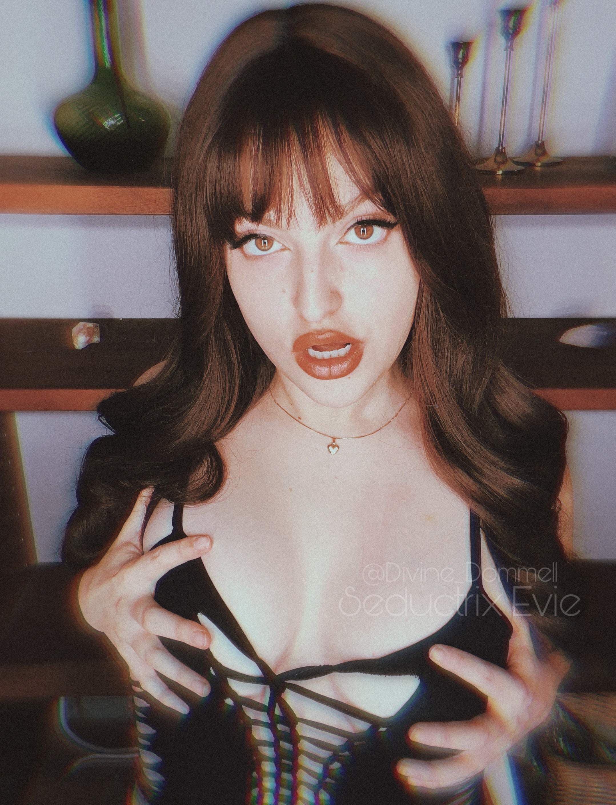 Seductrix Evie | Toronto Dominatrix