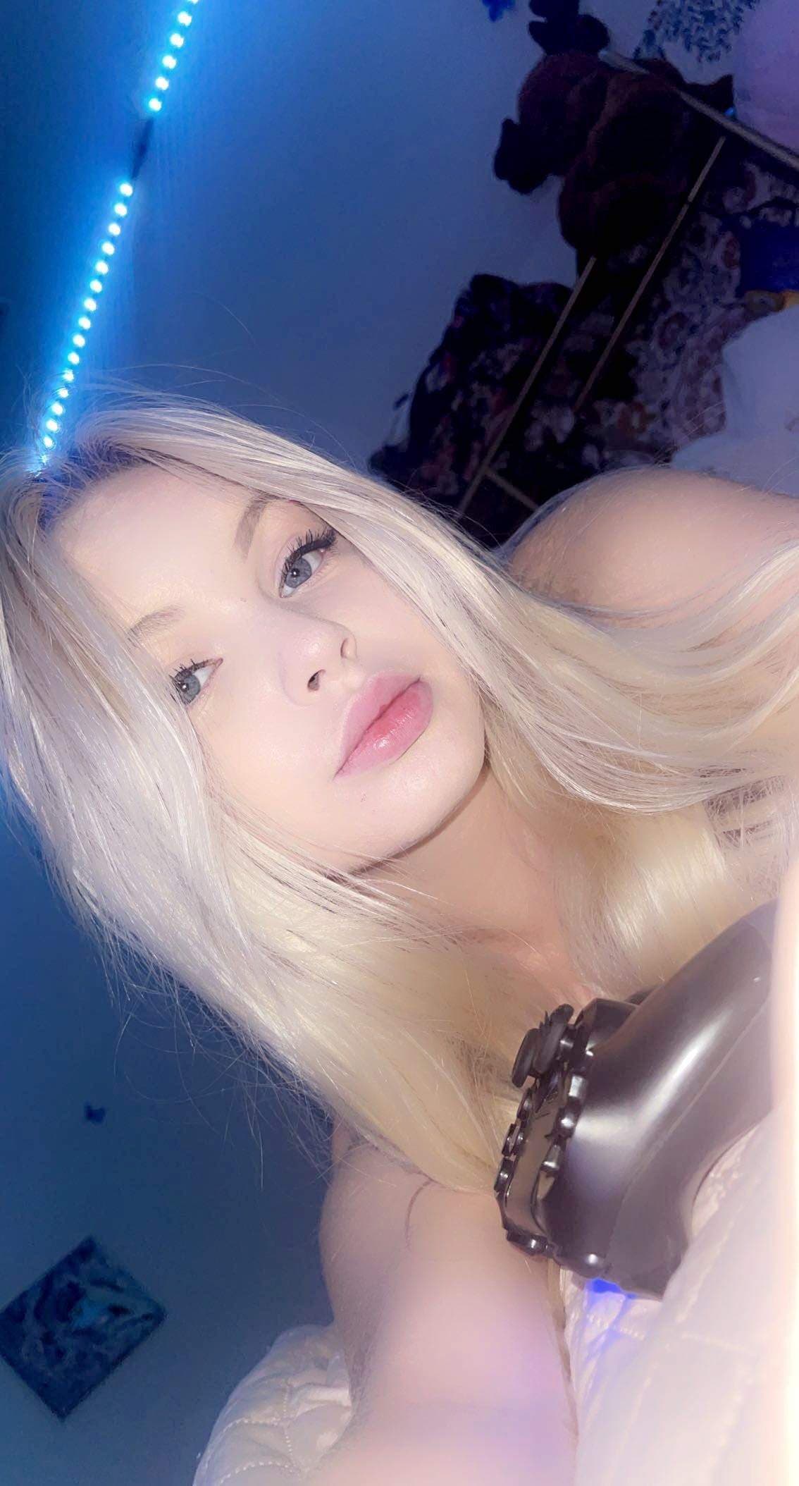 Blonde girl 🤍🦋🤍