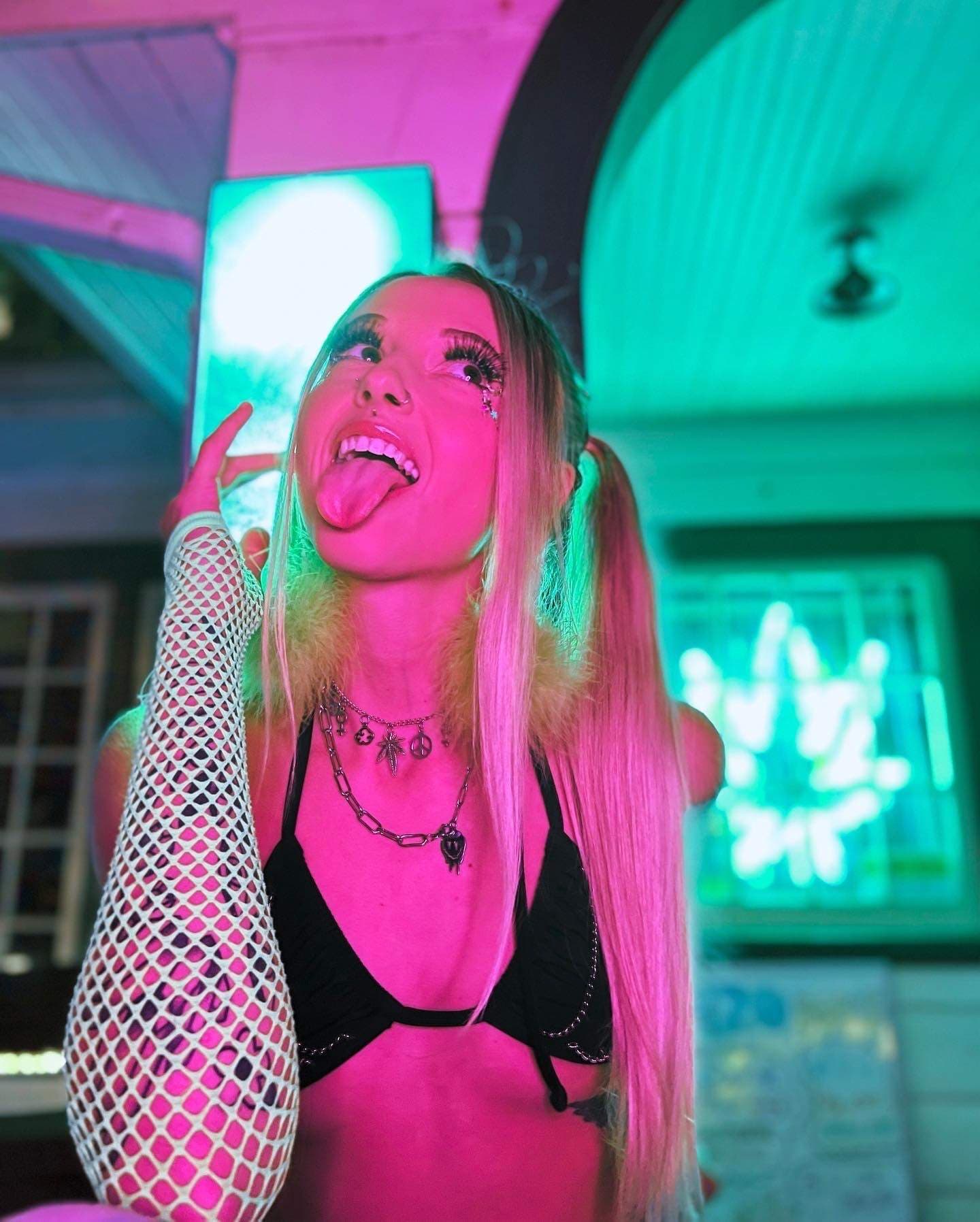 b <3