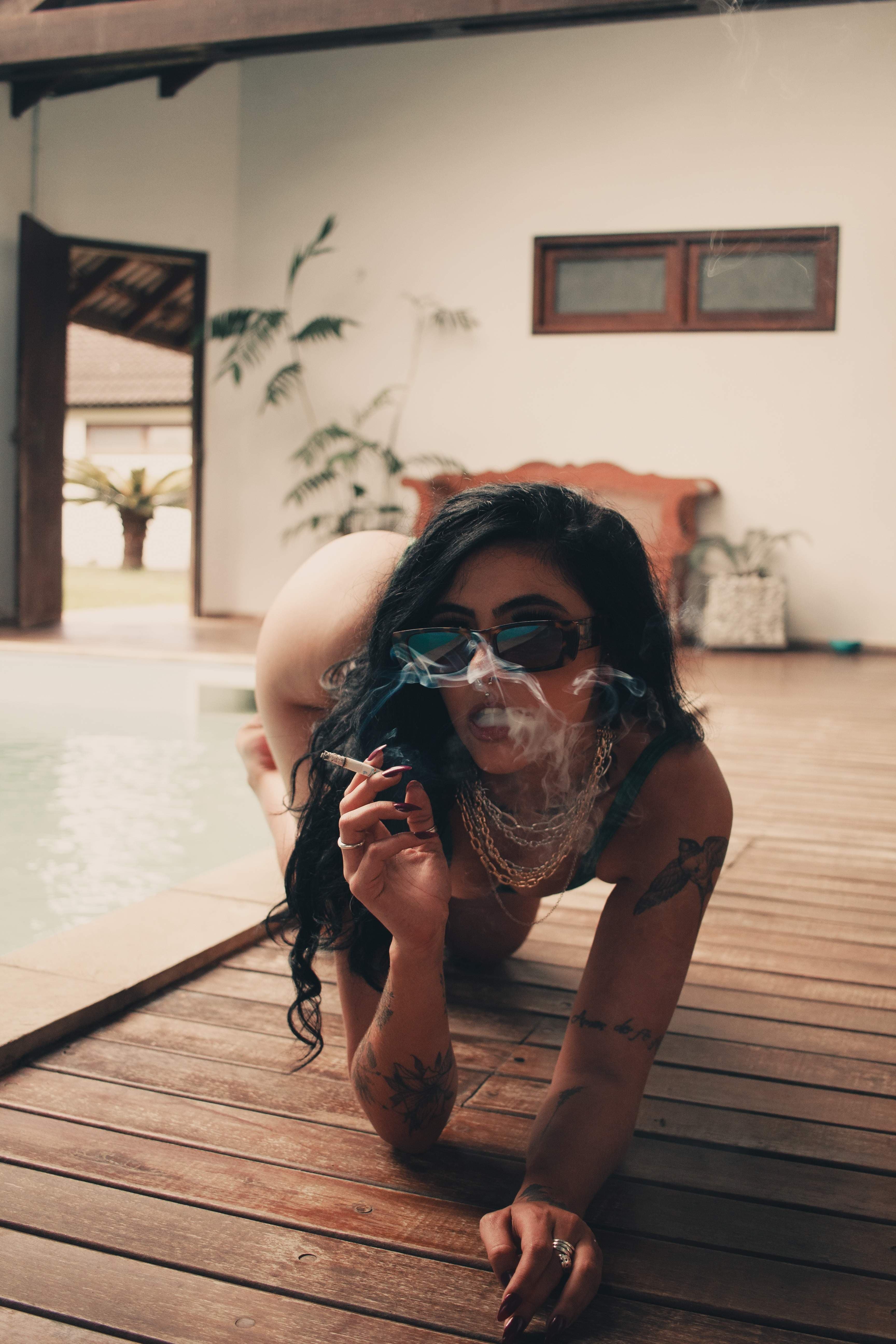 SMOKING INTENSE GIRL